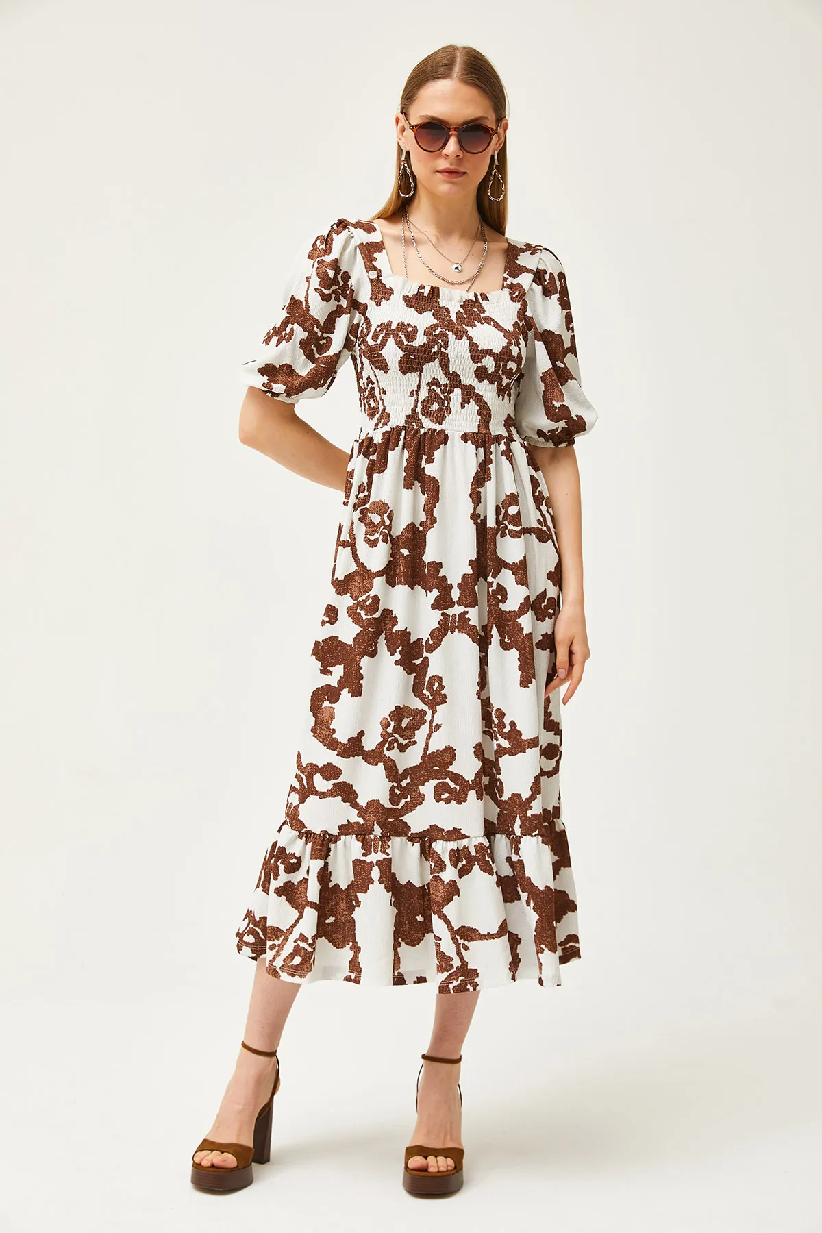 Olalook  Ecru-braunes, geripptes Midi-Strickkleid für Damen ELB-19002108