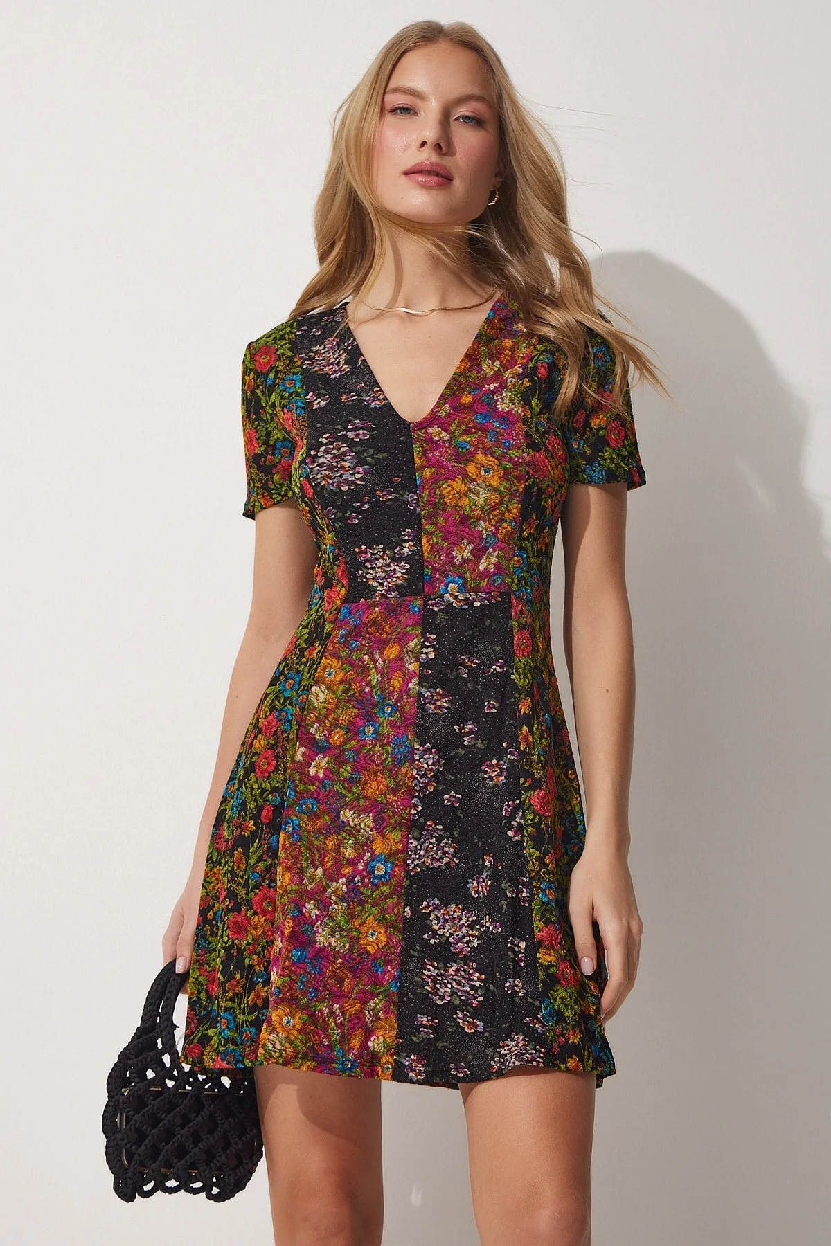 Happiness İstanbul  Gemustertes, ausgestelltes Minikleid mit V-Ausschnitt