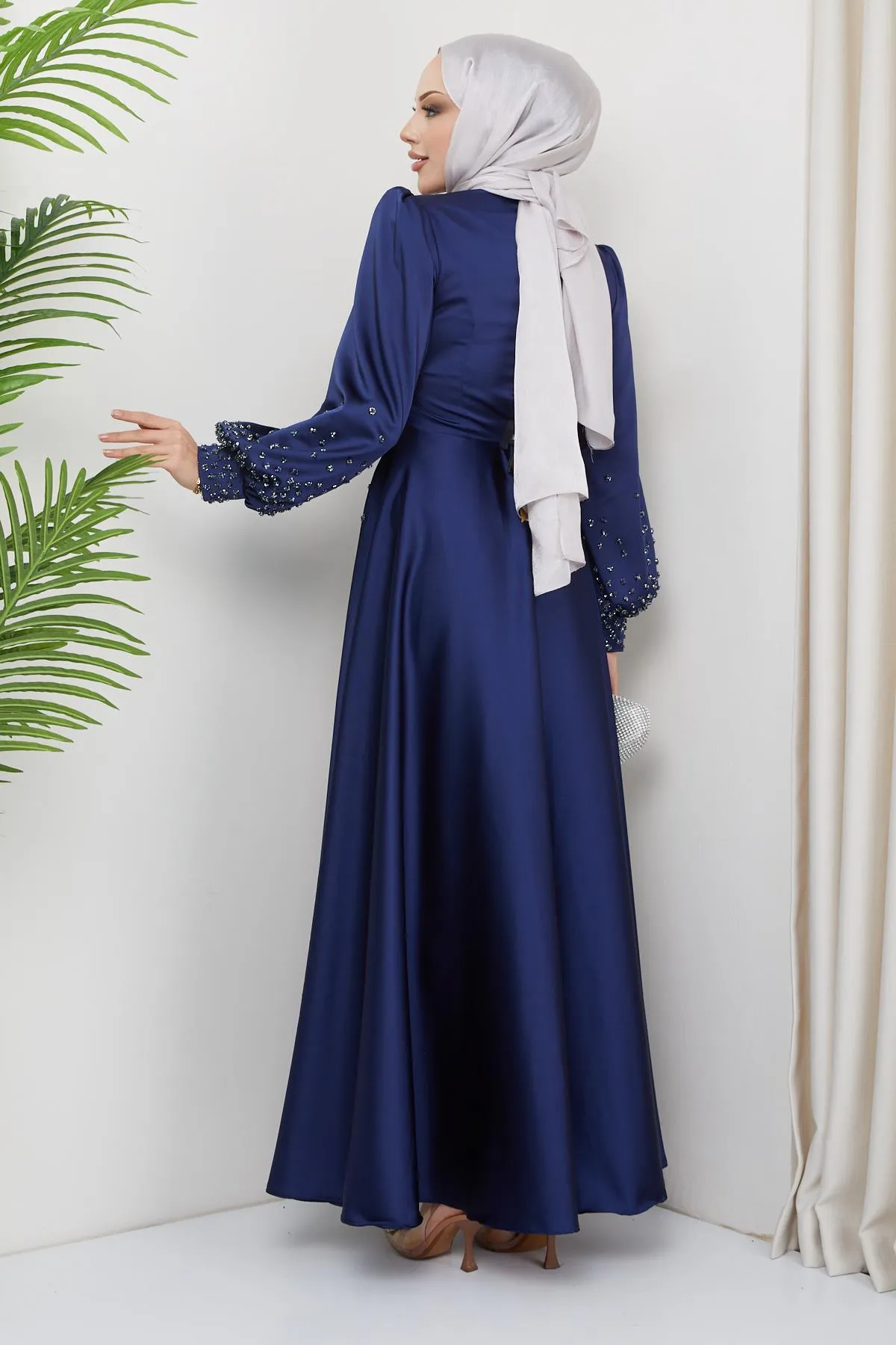 Olcay  Abendkleid aus Satin mit Steindetail vorne und an den Ärmeln DUNKELBLAU 1658