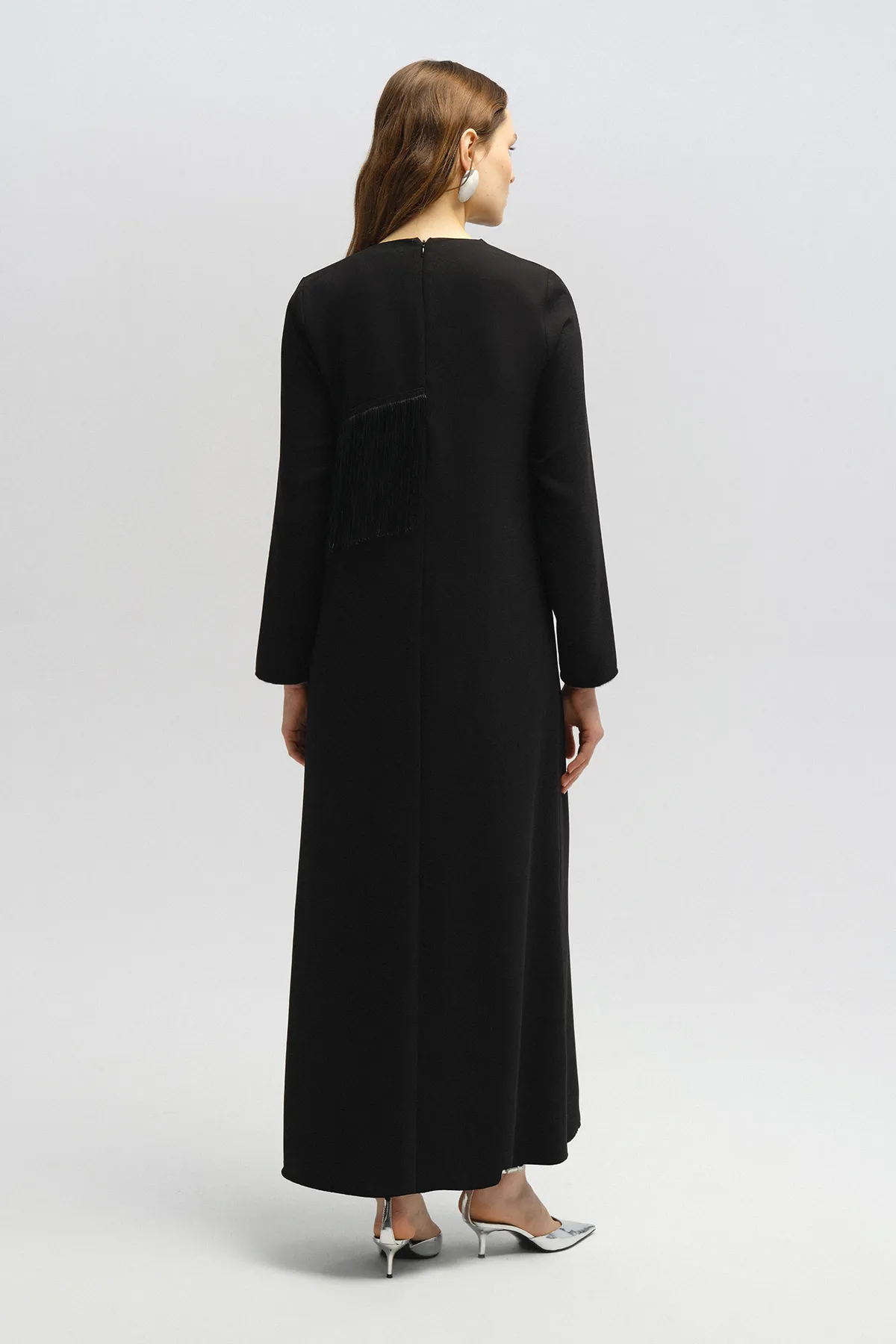 Touché Privé  KLEID AUS CRÉPE MIT QUASTEN