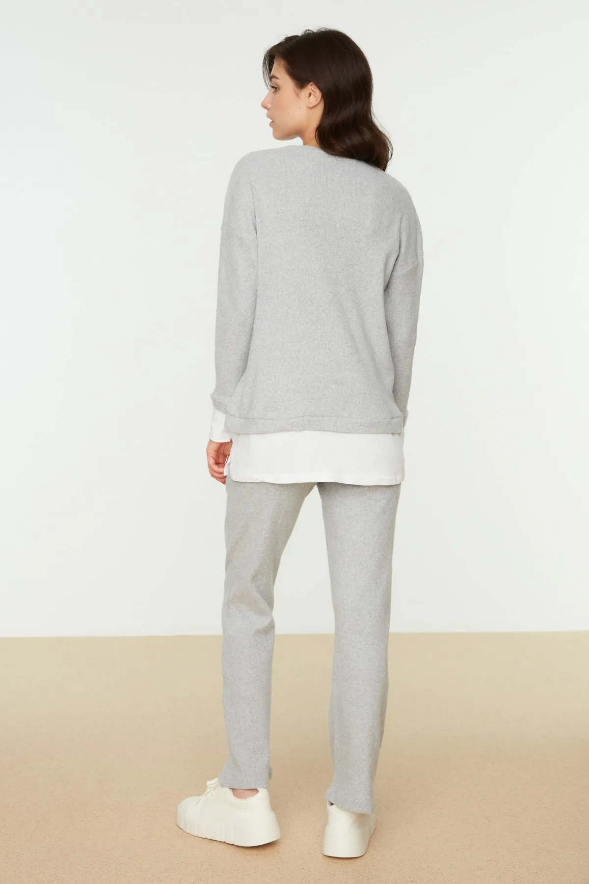 Trendyol Modest  Graues T-Shirt-Set mit abnehmbarer Tunika und Hose aus Strick TCTAW22US0035