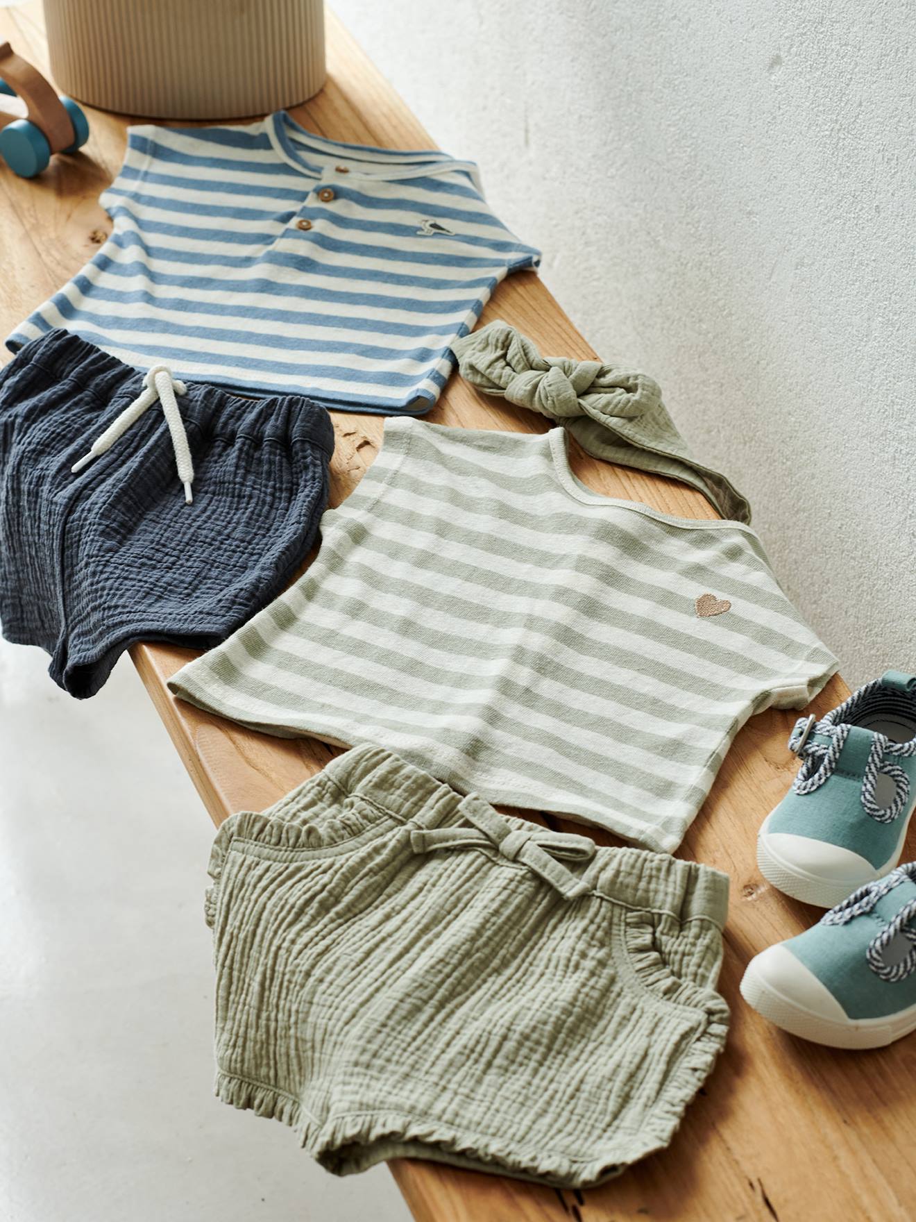 Ensemble bébé short, T-shirt rayé et bandeau orange