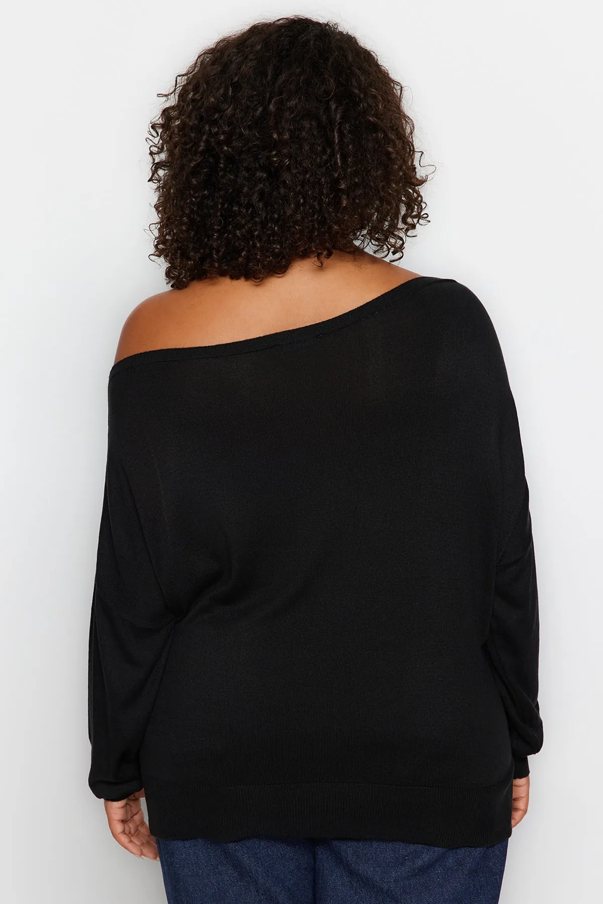 Trendyol Curve  Schwarzer Strickpullover mit U-Boot-Ausschnitt