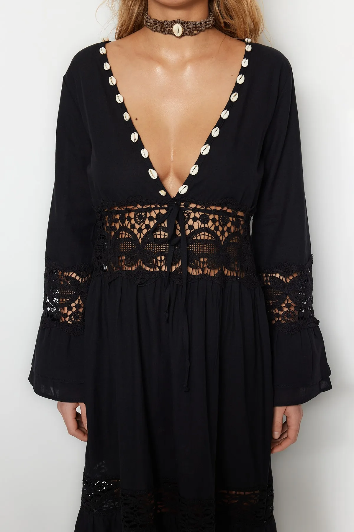 Trendyol Collection  Schwarzes Brode-Strandkleid mit Details TBESS21EL2785