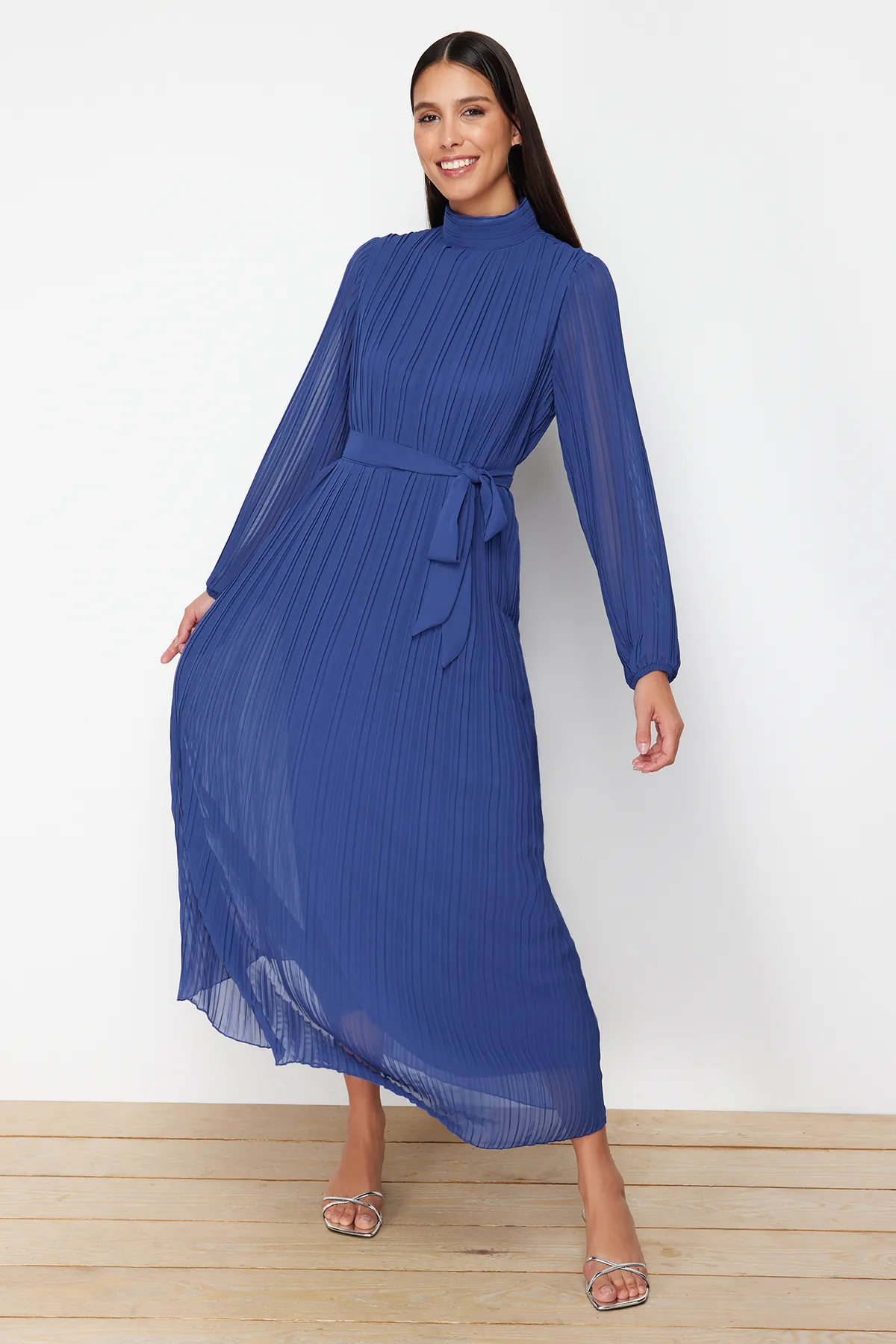 Trendyol Modest  Marineblaues plissiertes Chiffonkleid mit gewebtem Futter TCTSS24DB00040
