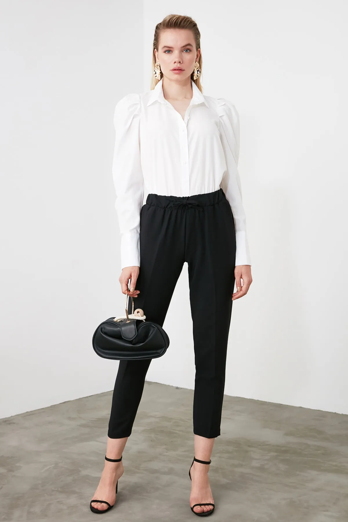 Trendyol Collection  Schwarze, detaillierte Jogger-Webhose mit Krawatte TWOSS19ST0212