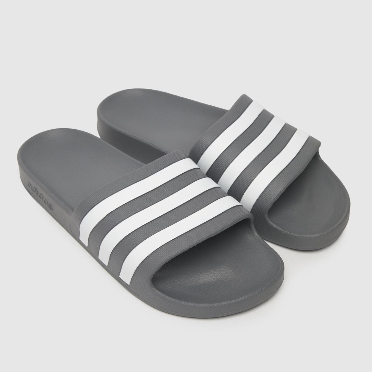 adidas adilette aqua sandaler i vitt och grått