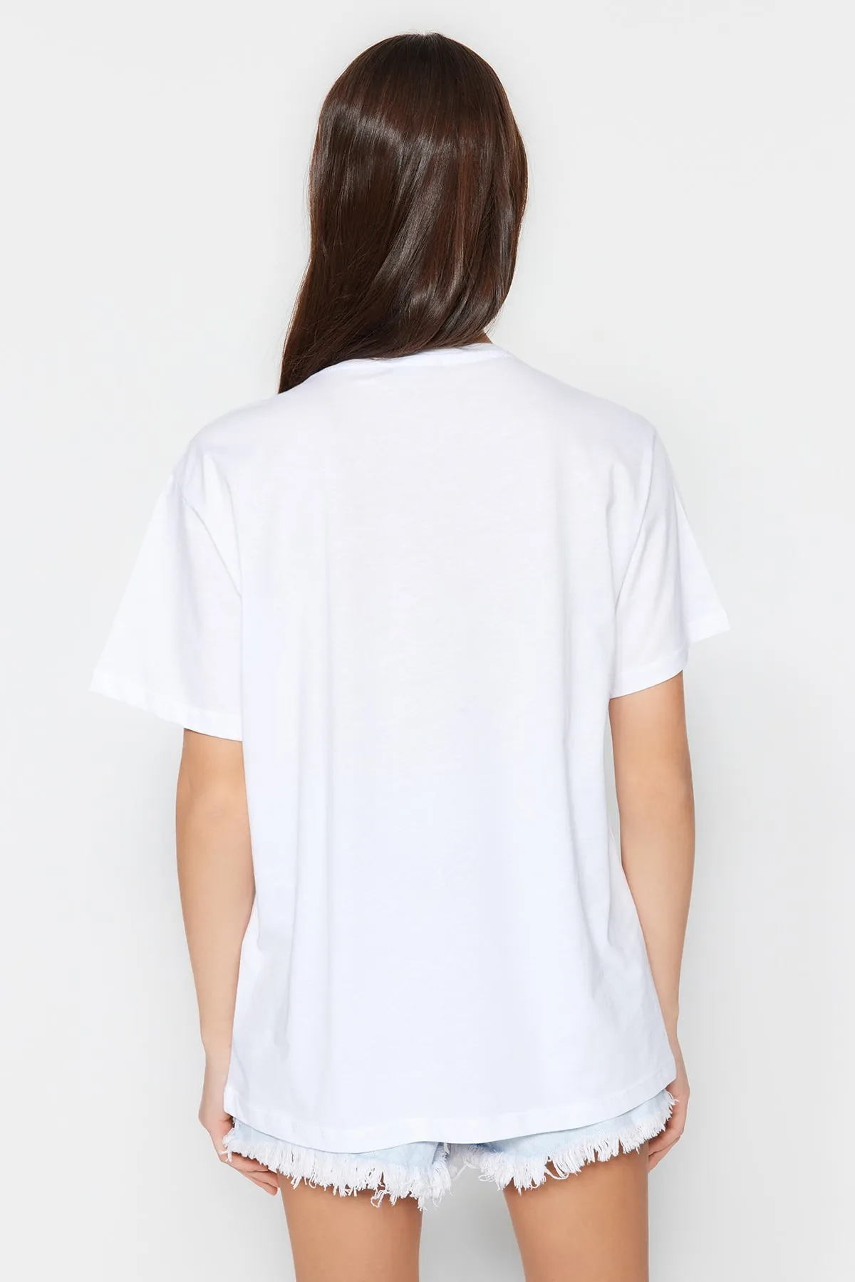 Trendyol Collection  Weißes bedrucktes Oversize/Wide Fit Strick-T-Shirt mit Stehkragen, 100 % Baumwolle TWOSS23TS00373