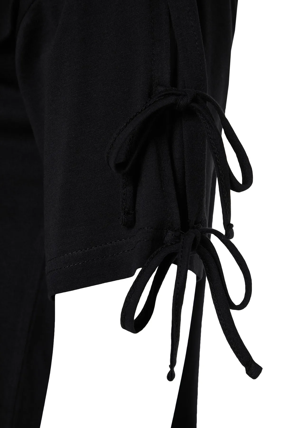 Trendyol Curve  Schwarzes, detailliertes Strick-T-Shirt mit Ärmeln TBSSS22TS2291
