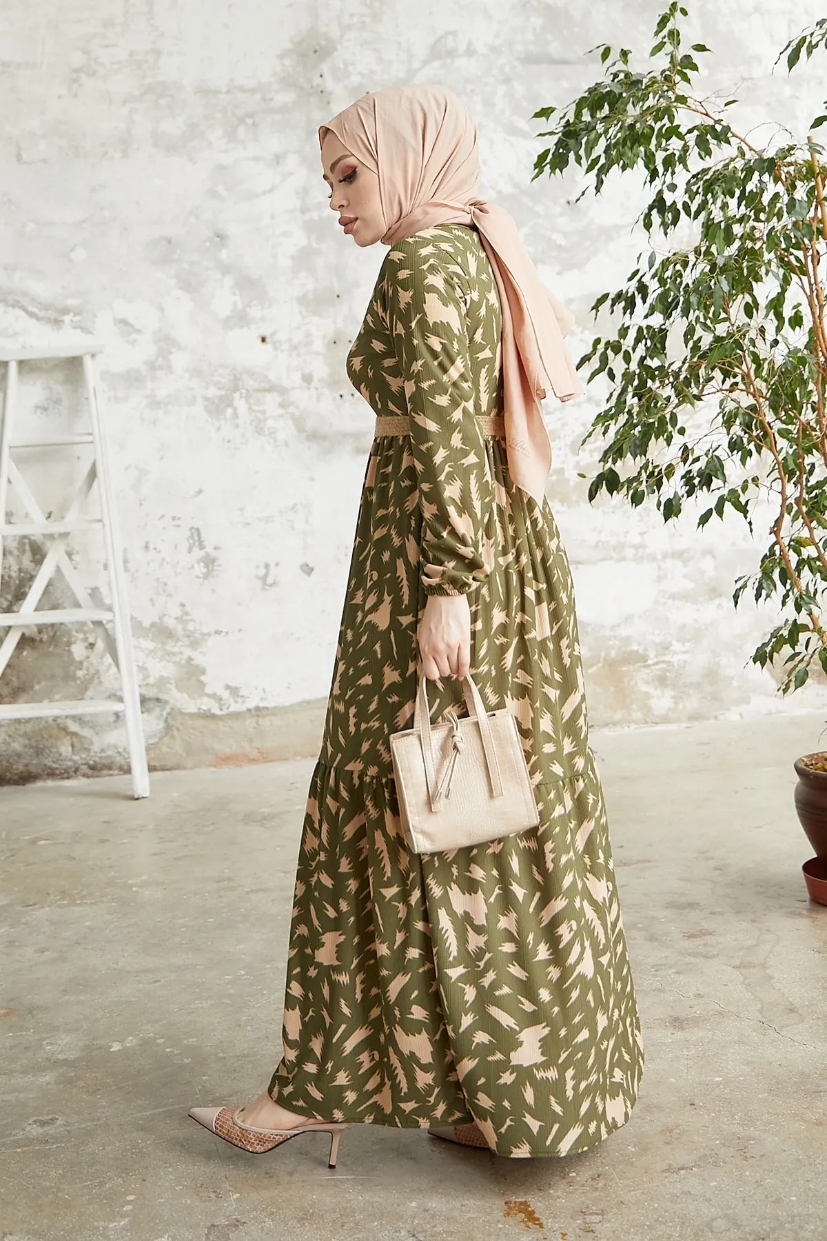 InStyle  Rena Kleid mit Strohgürtelmuster – Khaki