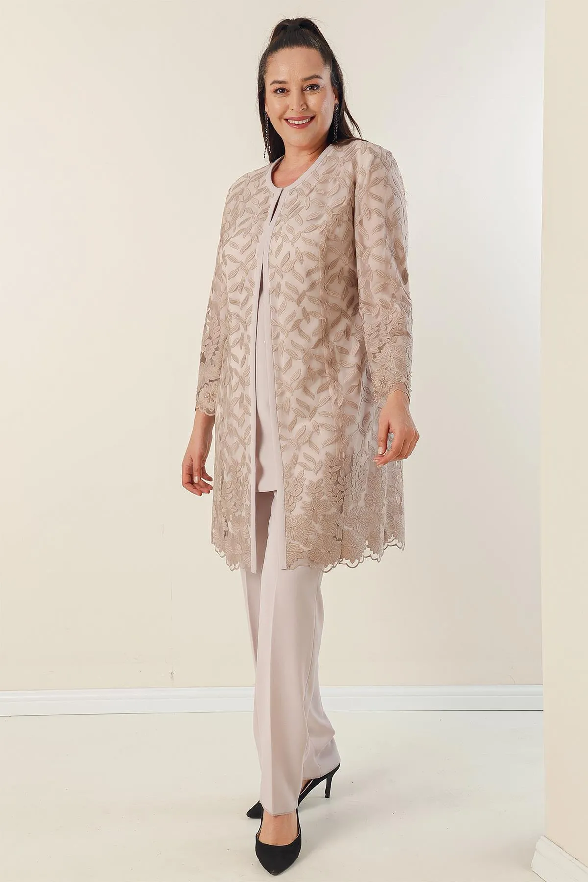 By Saygı  Dreiteiliger Anzug aus Crêpe mit Perlenstickerei, Schnürung, gefütterter Jacke, Bluse und Hose in Übergröße