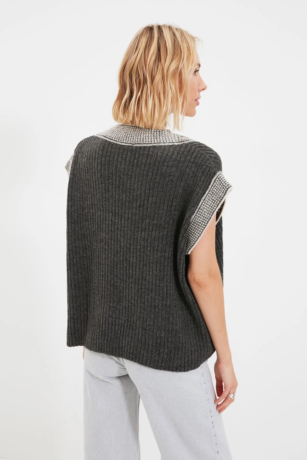 Trendyol Collection  Anthrazitfarbener, weicher, strukturierter Strickpullover im Colour-Block-Design mit weiter Passform TWOAW21BZ0014