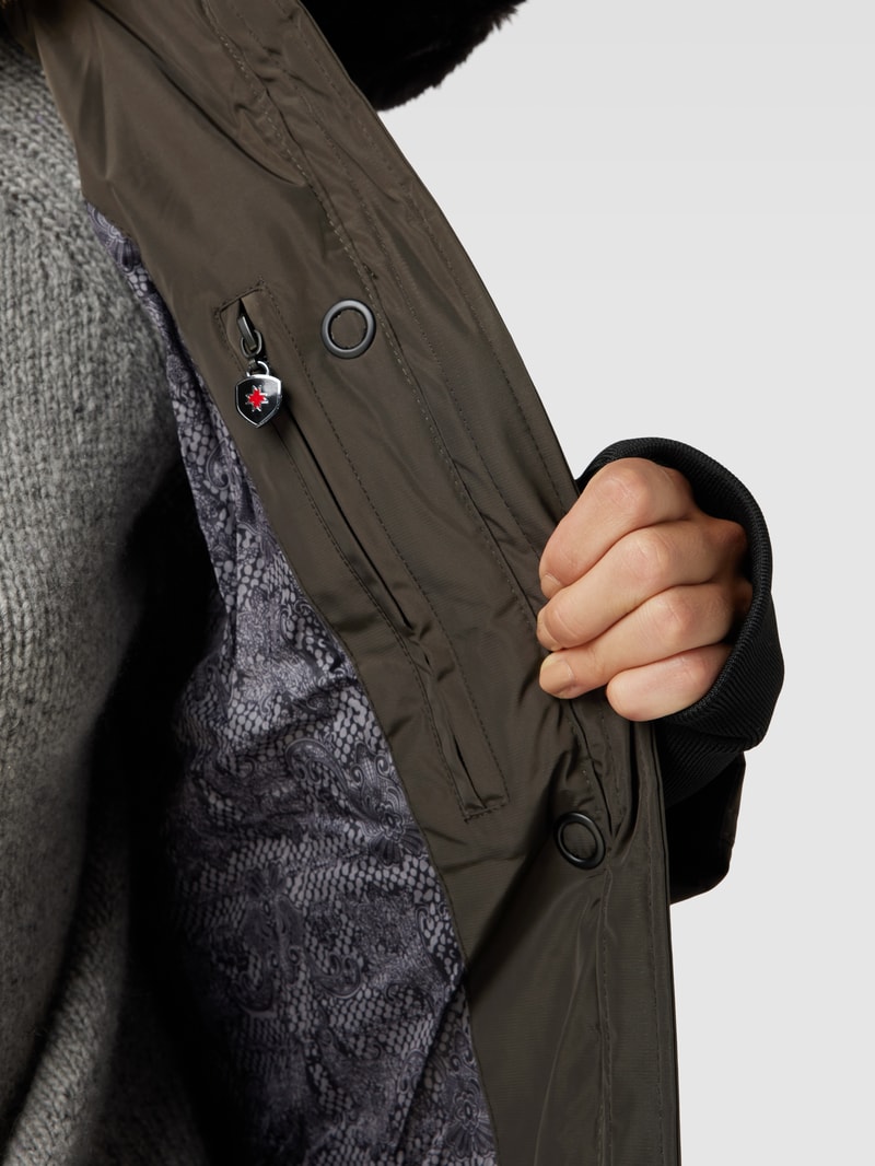 Funktionsjacke mit Label-Applikation Modell 'Queens' in olivgrün