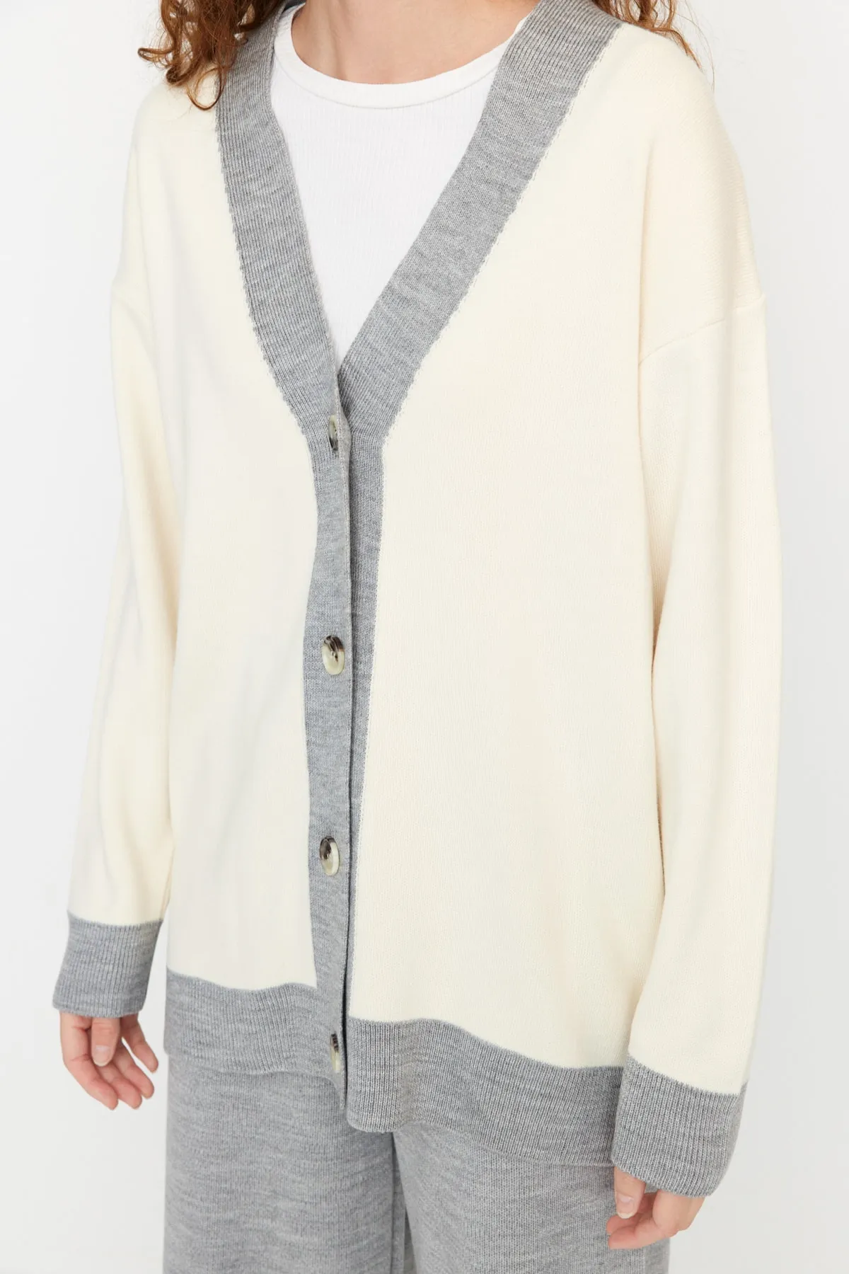 Trendyol Modest  Graues Strickset mit Cardigan und Hose und Streifendetail TCTAW22AU0156