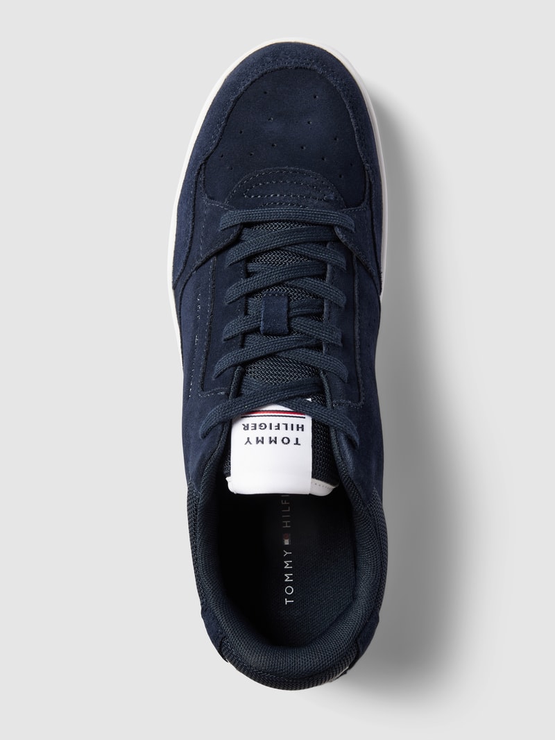 Sneaker mit Label-Detail in dunkelblau