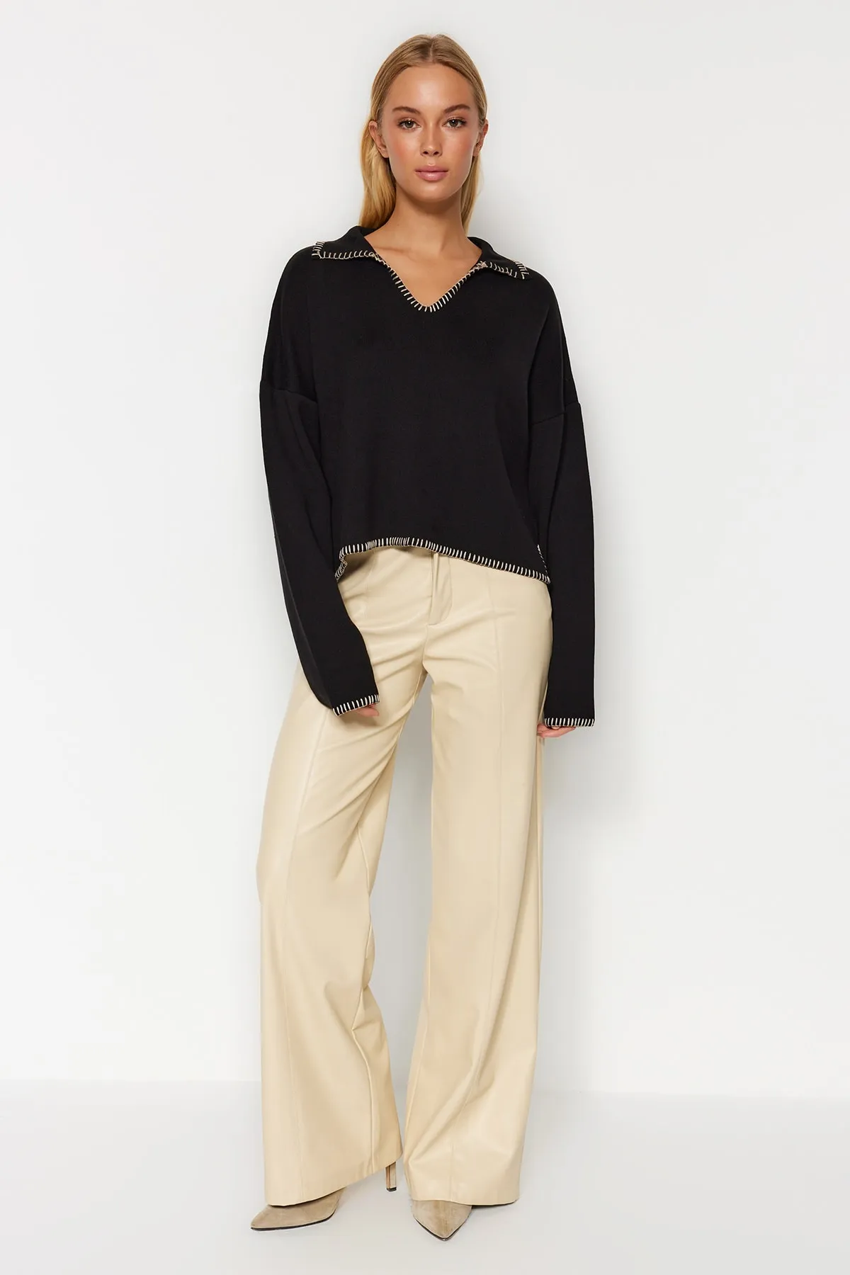 Trendyol Collection  Schwarzer Oversize-Strickpullover mit Polokragen TWOAW24KZ00981