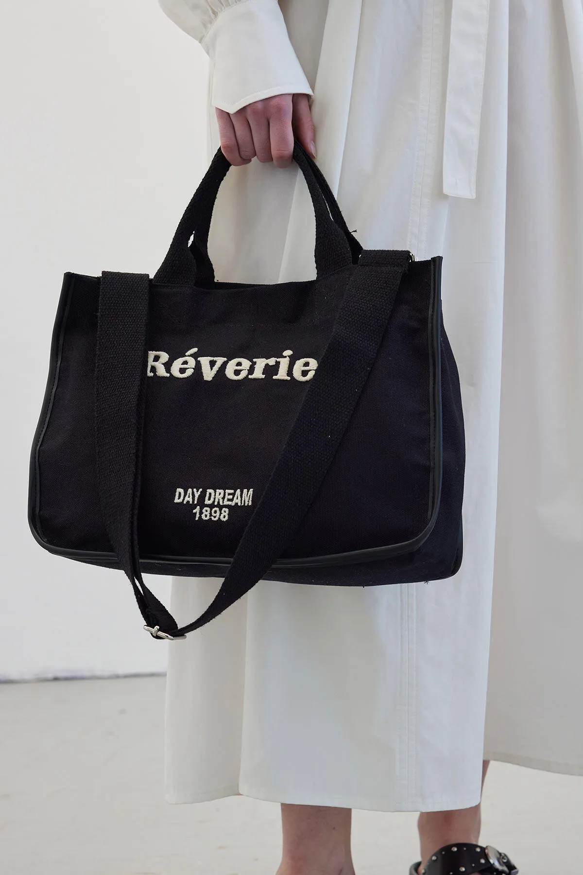 Manuka  Bestickte Canvas-Tasche Schwarz