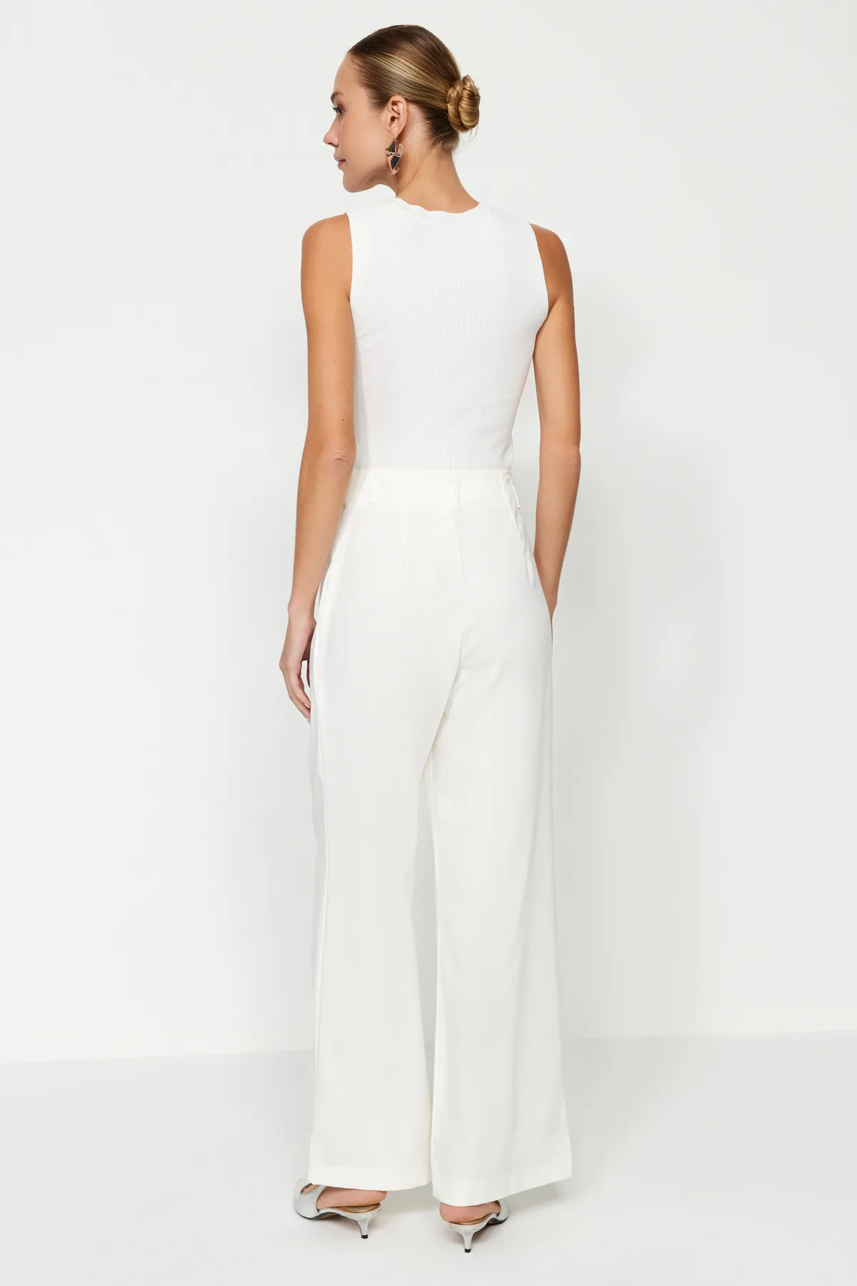 Trendyol Collection  Ecrufarbene, gewebte Hose mit hoher Taille und weitem Bein und weitem Bein TWOAW24PL00332