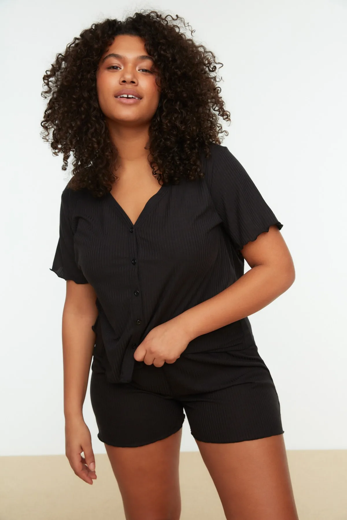 Trendyol Curve  Schwarzes Pyjama-Set aus Strick mit V-Ausschnitt und Knöpfen TBBSS22PT0215