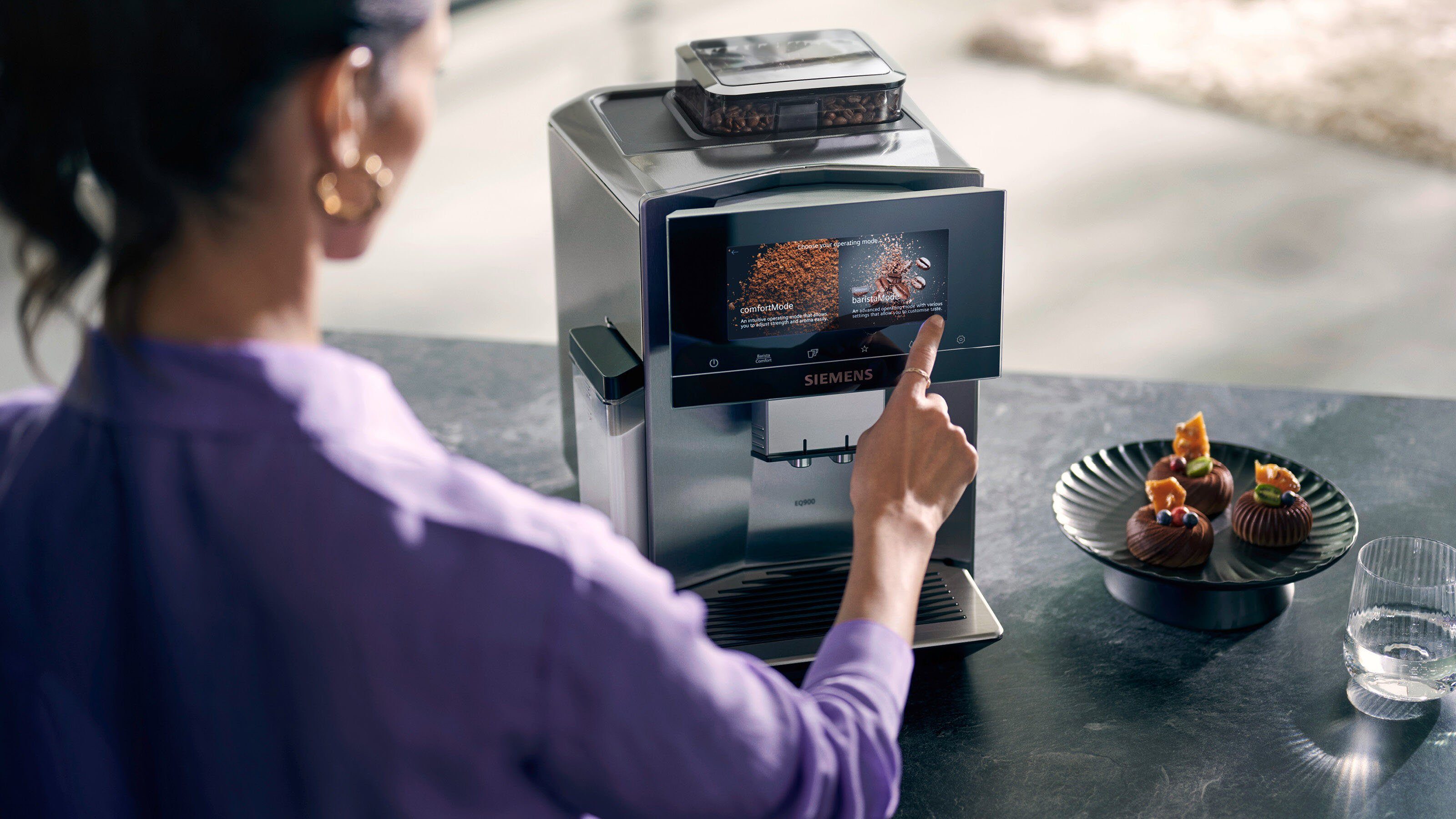 SIEMENS Kaffeevollautomat EQ900 TQ903D43, Home Connect App, baristaMode, superSilent, 6,8” Full-Touch-Display