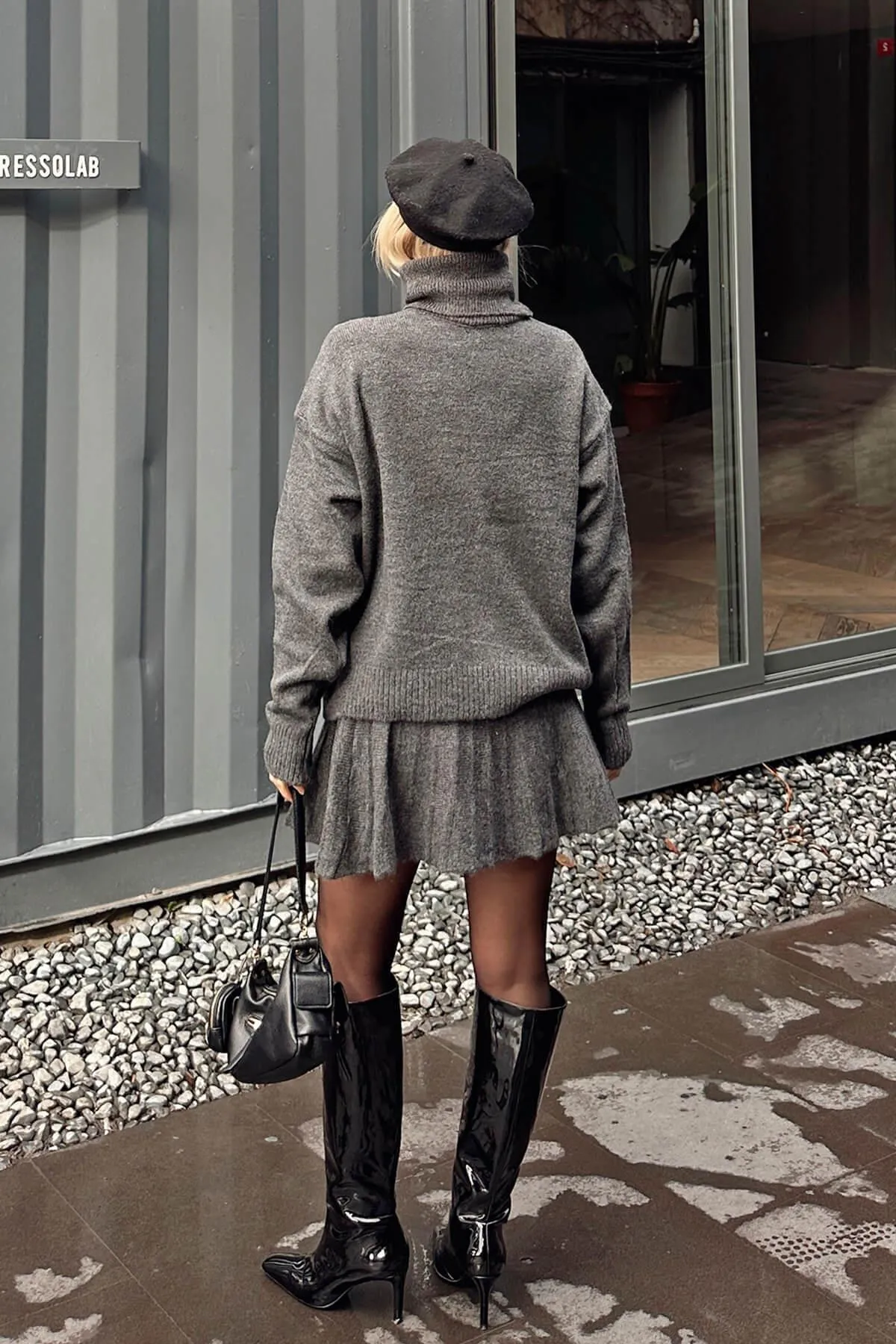 Swist  Geräuchertes Rollkragenpullover-Plisel-Rock-Set aus Strickoberteil und -unterteil für Damen