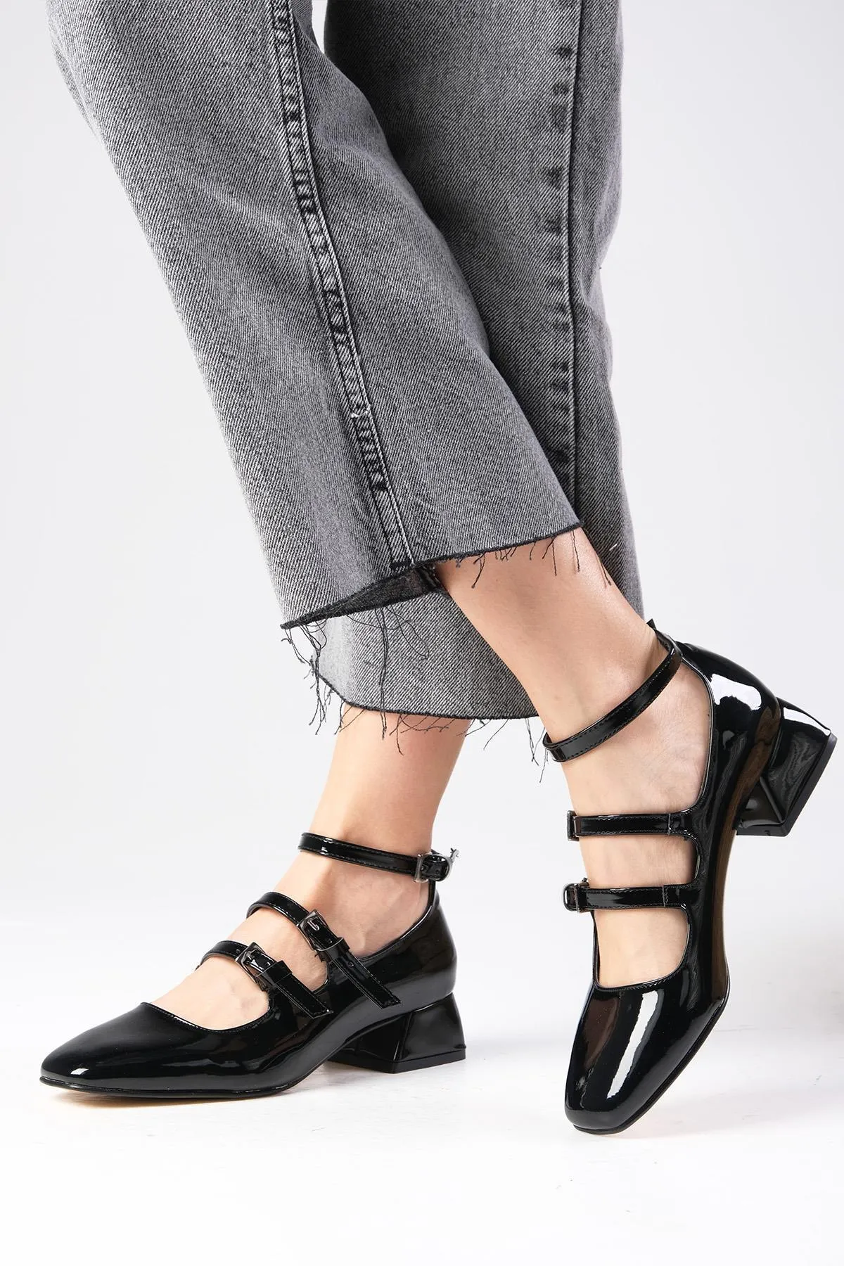 Mio Gusto  Baylee Damen-Schuhe mit kurzem Absatz aus schwarzem Lackleder mit 3 Streifen und stumpfer Zehenpartie