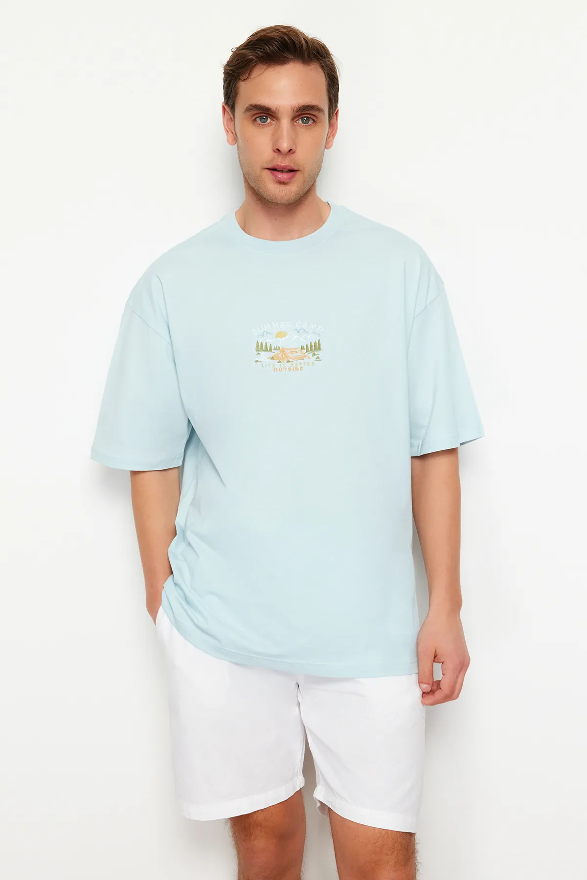 Trendyol Collection  Blaues, übergroßes/weit geschnittenes, kurzärmliges, landschaftlich besticktes T-Shirt aus 100 % Baumwolle TMNSS23TS00243