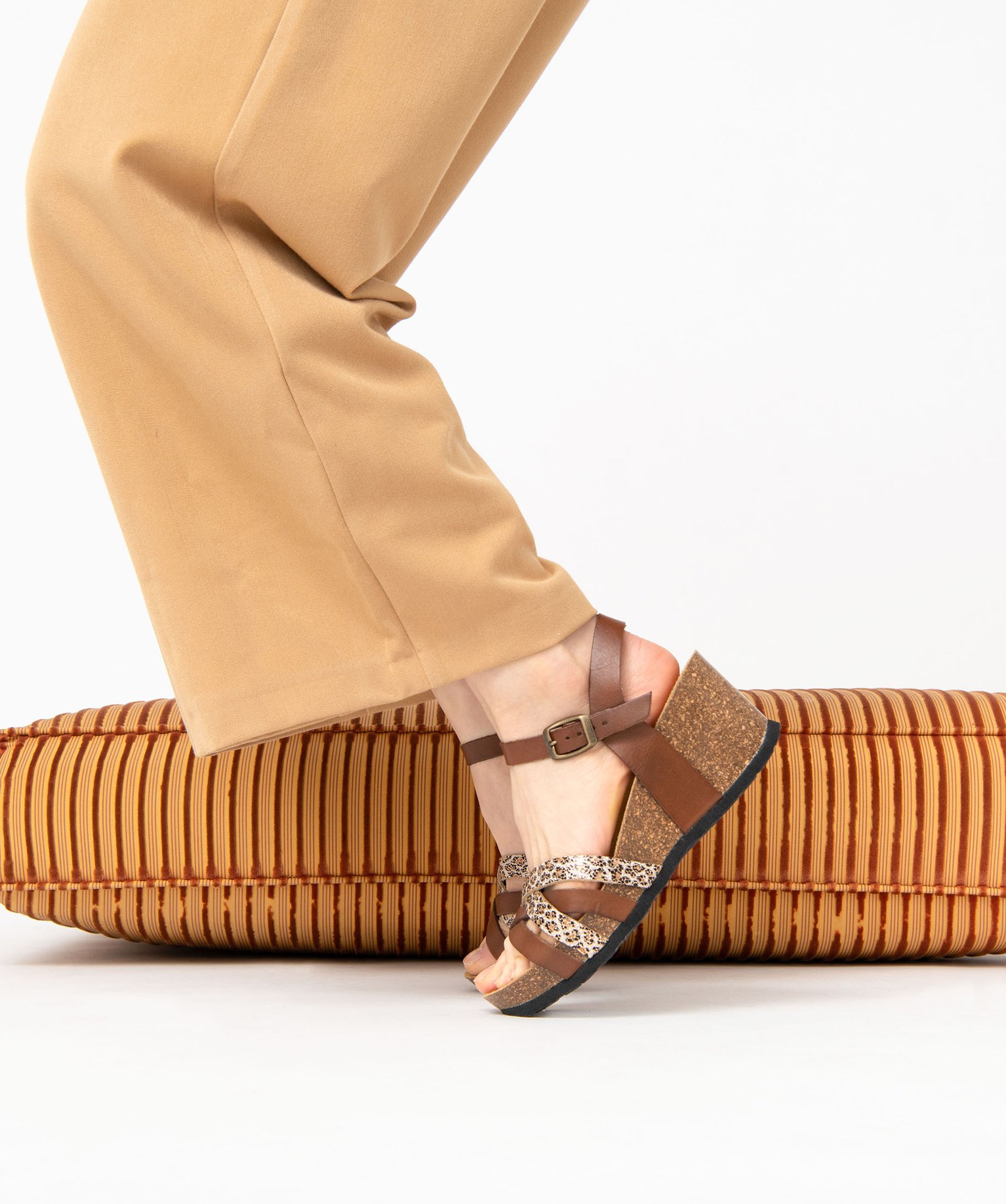 Sandales femme compensées à brides en cuir marron | GEMO