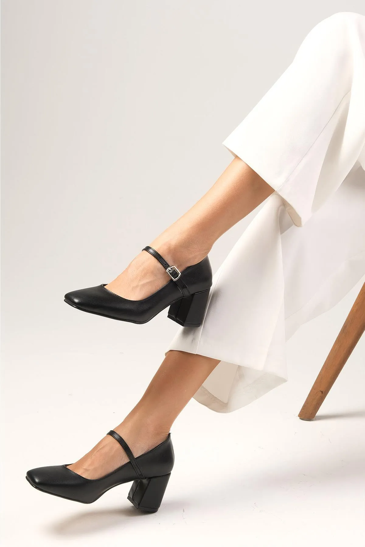 Mio Gusto  Alda Damen-Schuhe mit Absatz, schwarze Farbe, stumpfe Zehenpartie