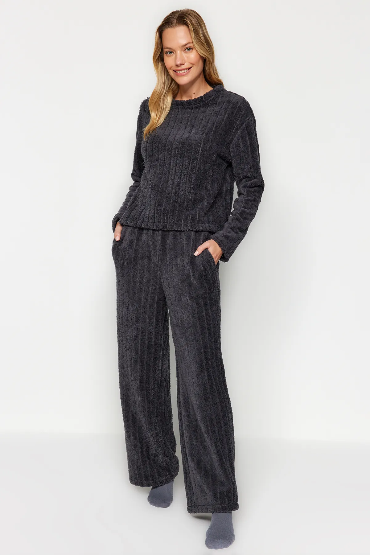 Trendyol Collection  Anthrazitfarbenes Wellsoft-Pyjama-Set aus T-Shirt und Hose aus Strick THMAW24PT00042