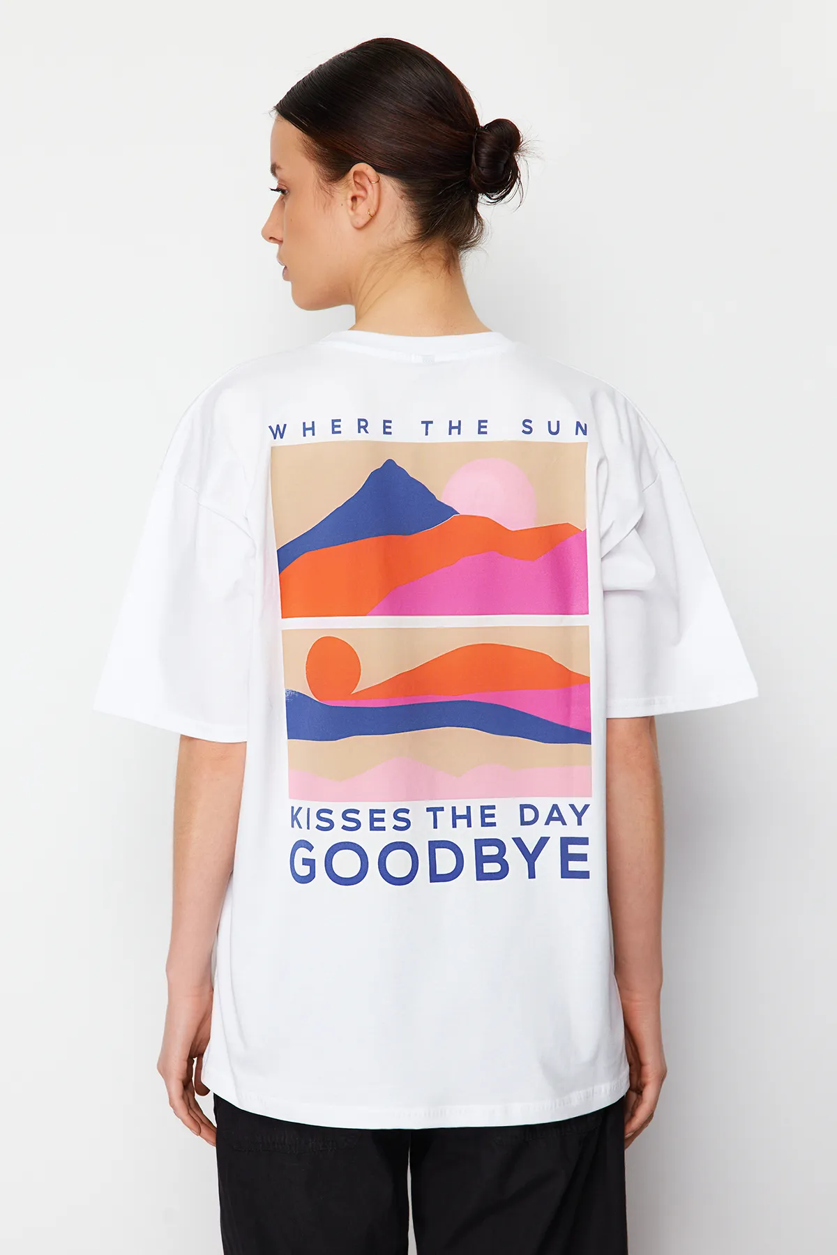 Trendyol Collection  Weißes Premium Oversize/Weit geschnittenes Rundhals-Strick-T-Shirt mit Aufdruck TWOSS24TS00085