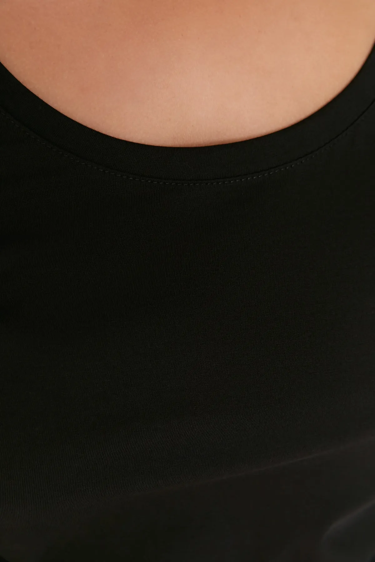 Trendyol Curve  Schwarzes langärmliges Strick-T-Shirt mit Rundhalsausschnitt TBBAW23BF00004