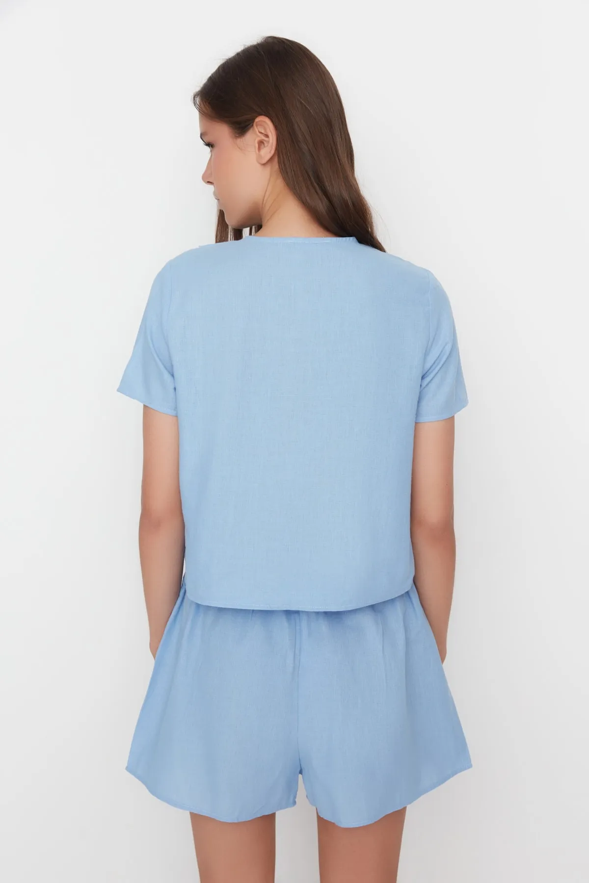 Trendyol Collection  Blaues Pyjama-Set aus Viskose mit Hemd und Shorts, 100 % Baumwolle, Kragendetail, THMSS22PT0179
