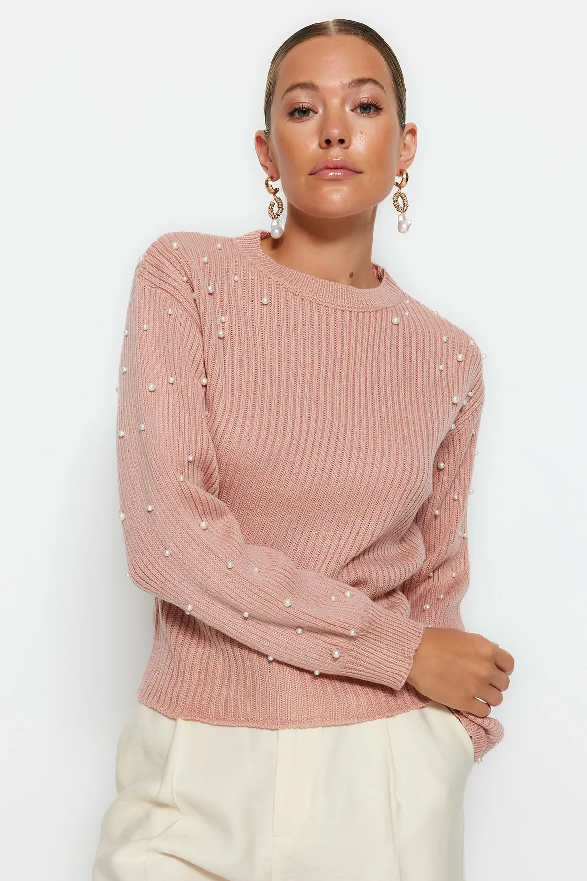 Trendyol Collection  Pullover mit Rundhalsausschnitt und Perlendetail in Puder TWOAW22KZ1493