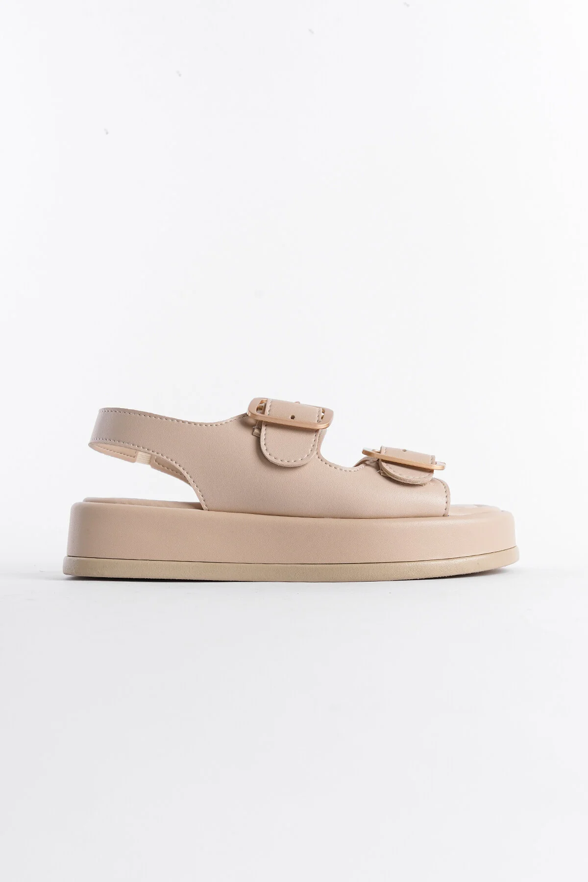Capone Outfitters  Damensandalen mit Keilabsatz und doppelter Riemenschnalle