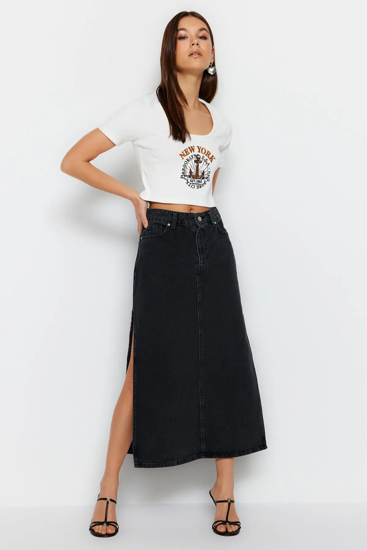 Trendyol Collection  Anthrazitfarbener Maxi-Jeansrock mit Schlitz und hoher Taille TWOSS23ET00109
