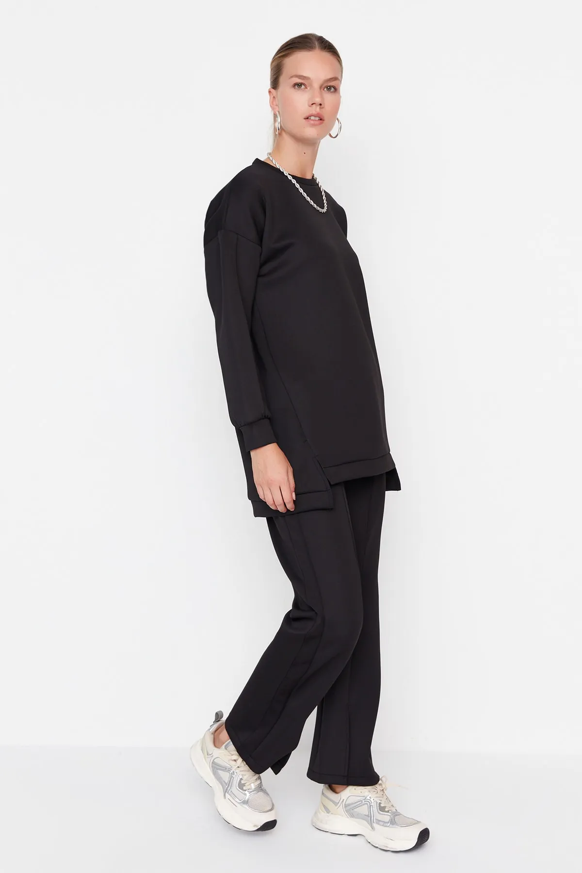 Trendyol Modest  Schwarzes Set aus Oberteil und Unterteil aus Scuba-Tunika und -Hose mit Schlitzdetail TCTAW23US00201