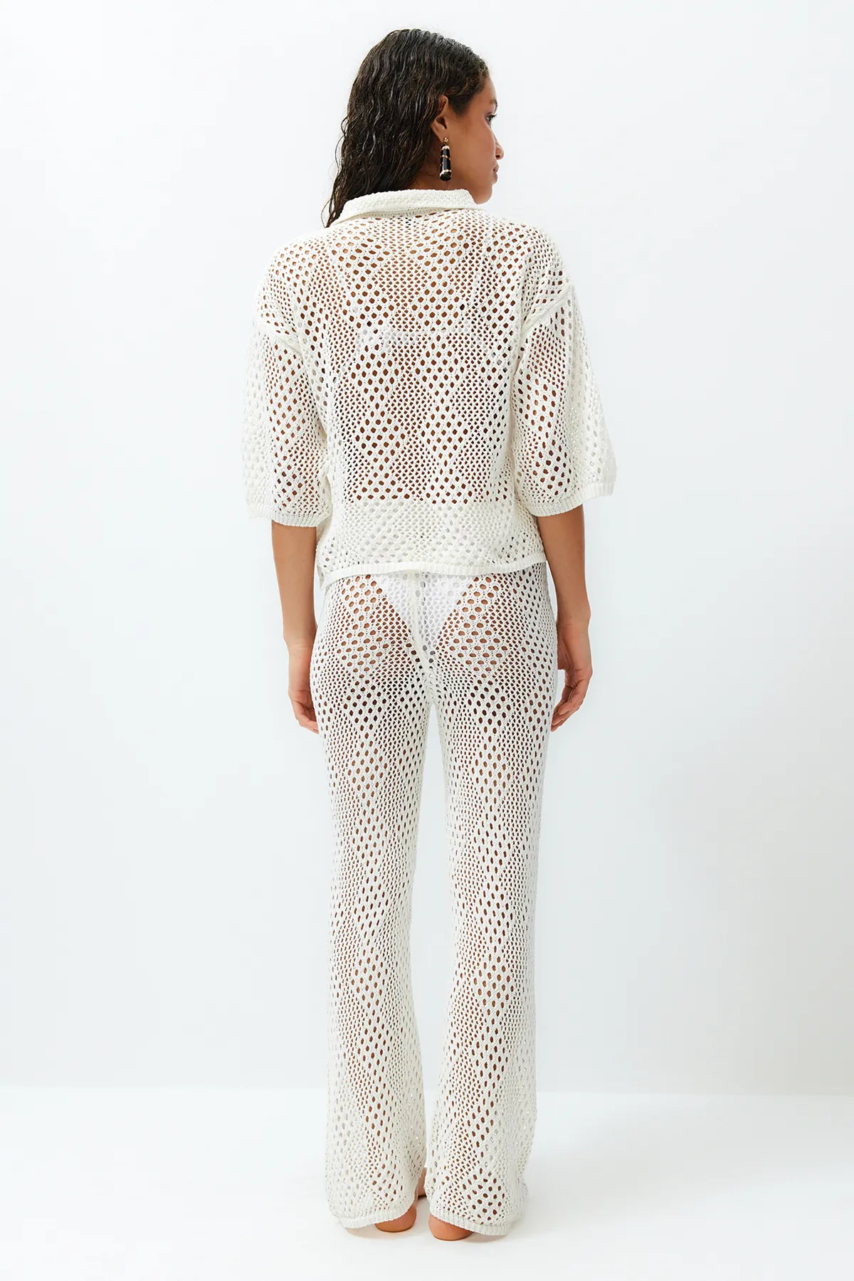 Trendyol Collection  Ecru gestricktes Hemd- und Hosen-Set im Strick-Look TBESS24AU00043