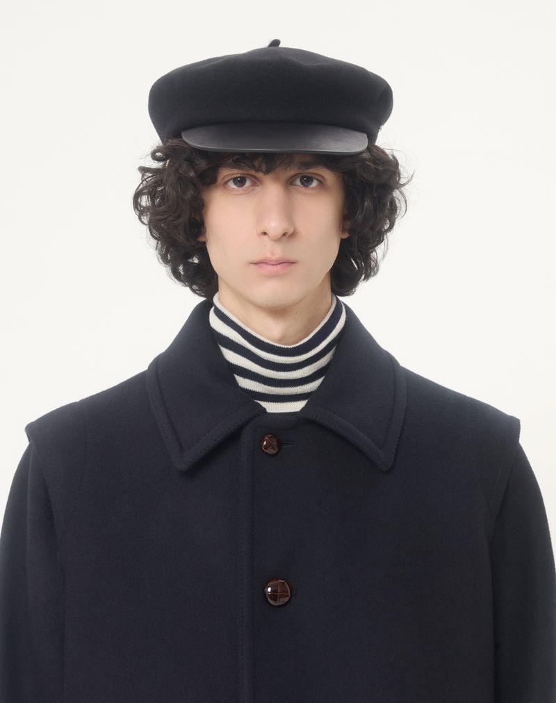 Casaco Valentino de feltro de lã com abotoamento simples e bolsos laterais dourados.