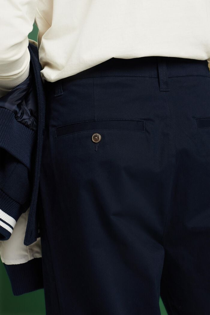 Chinohose mit weitem Bein
