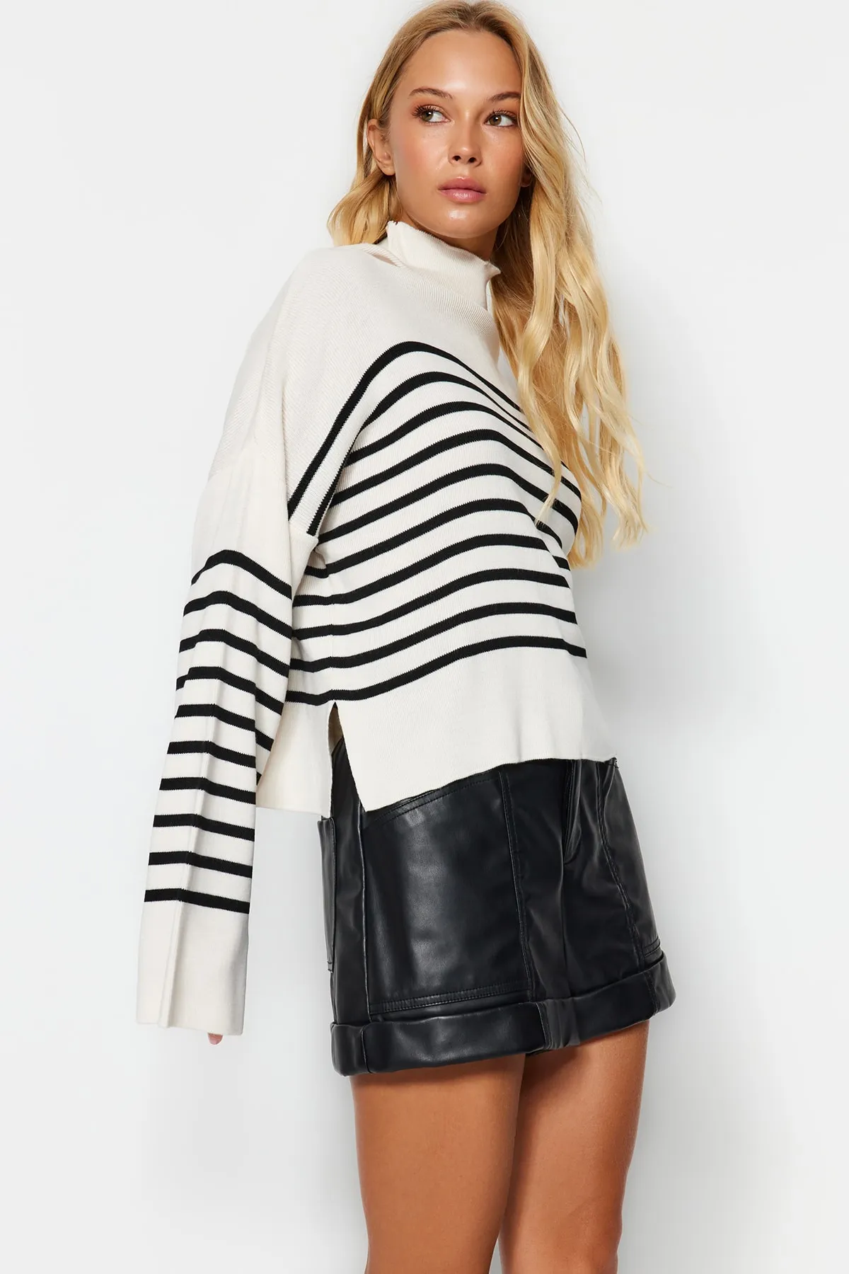 Trendyol Collection  Steinfarbener, gestreifter Strickpullover mit weiter Passform TWOAW24KZ00505