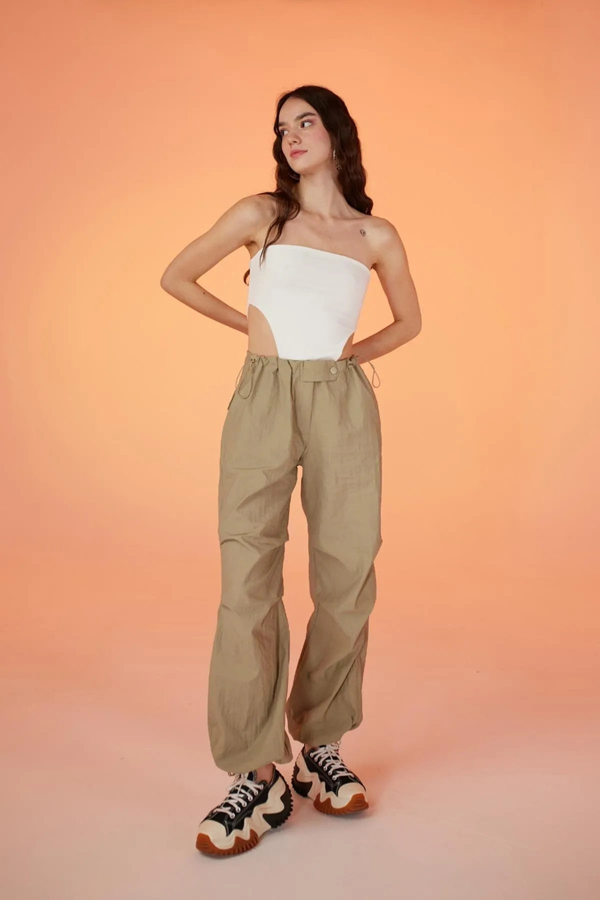 HOLLY LOLLY  Elastische Fallschirmhose mit verstellbarer Taille und Beinen in Beige