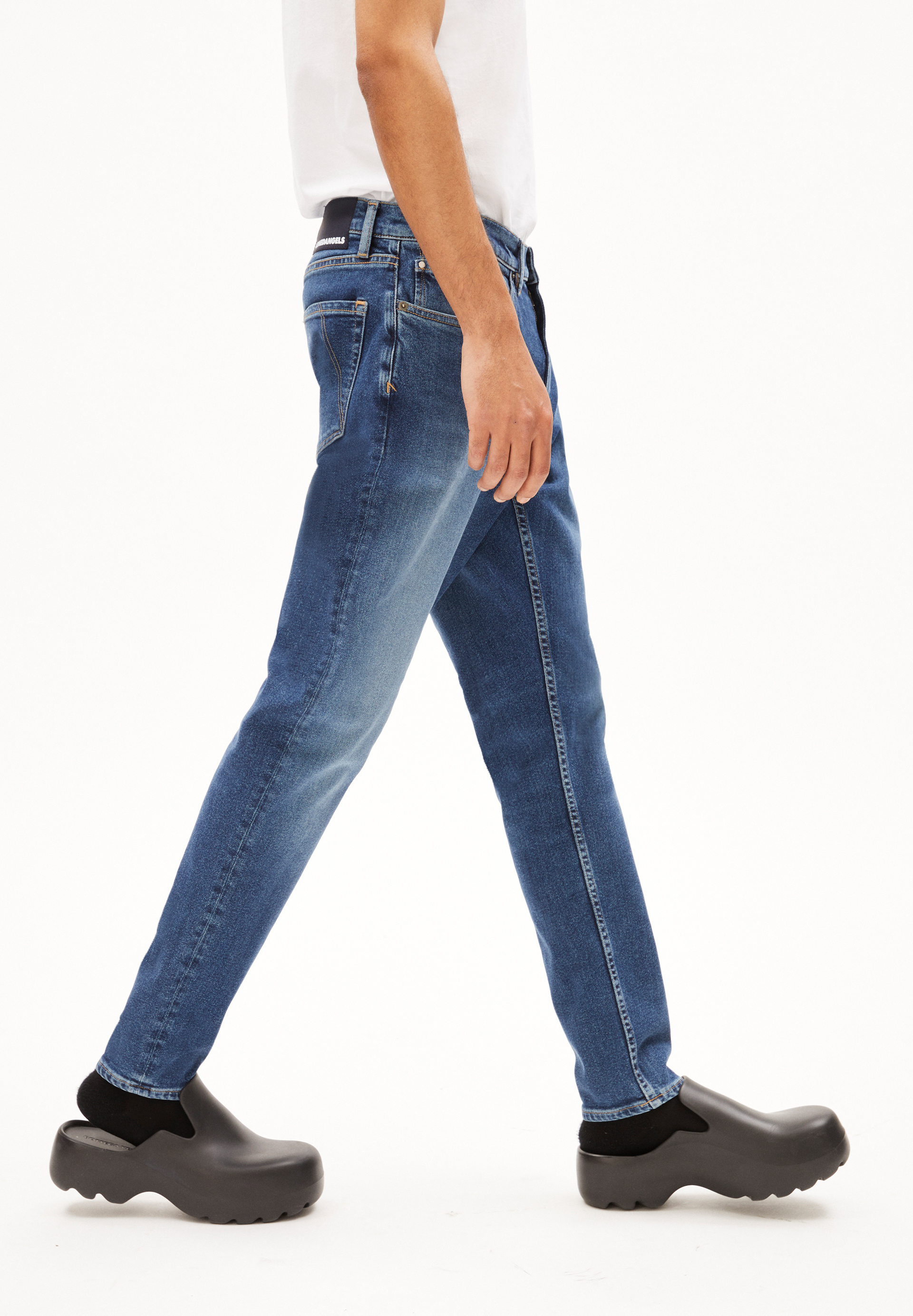 Tapered Leg Mid Waist aus recyceltem Baumwoll Mix