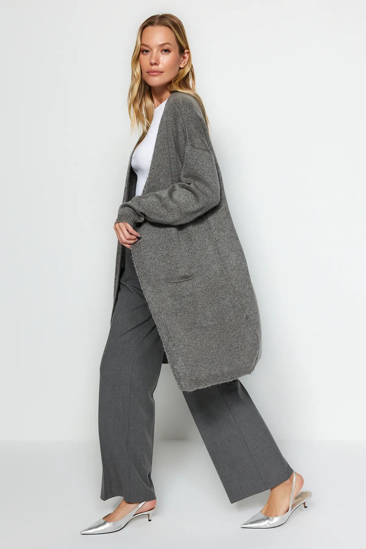 Trendyol Collection  Graue Strickjacke mit Taschendetail TWOAW24HI00381