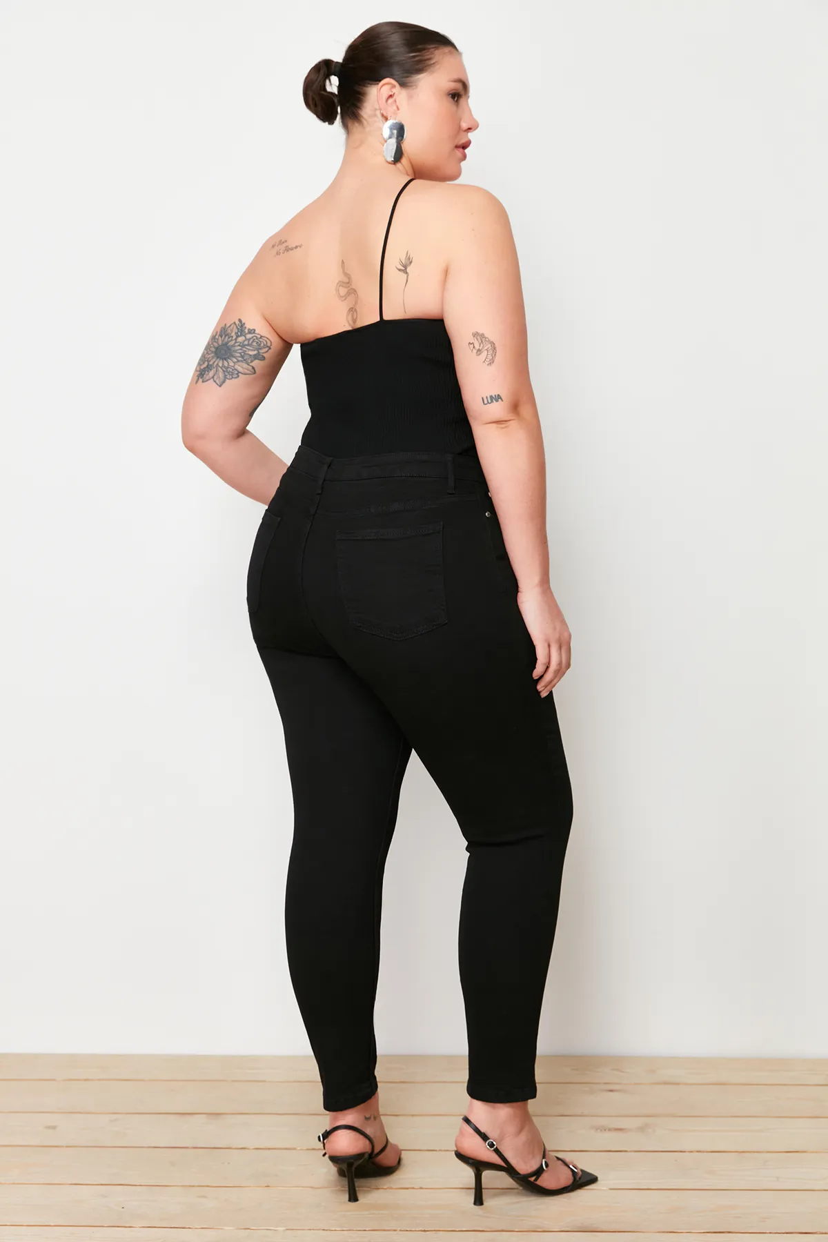 Trendyol Curve  Schwarze Skinny Jeans mit hoher Taille TBBAW23CJ00012
