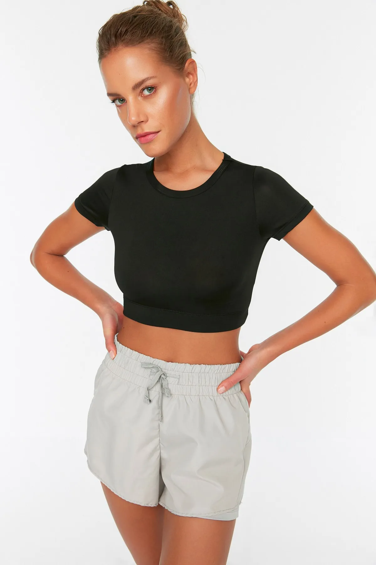 Trendyol Collection  Graue zweilagige gestrickte Sportshorts aus Fallschirmstoff mit Innenshorts TWOAW21SR0012