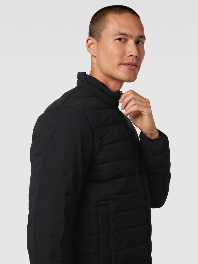 Daunenjacke mit Stehkragen in schwarz