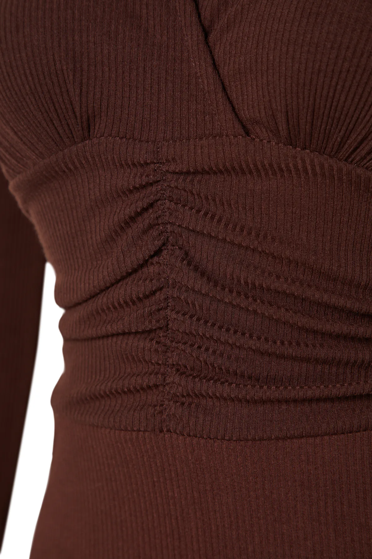 Trendyol Collection  Braunes Maxi-Strickkleid aus strukturiertem Stoff mit V-Ausschnitt und Taillendetail TWOAW24EL00791