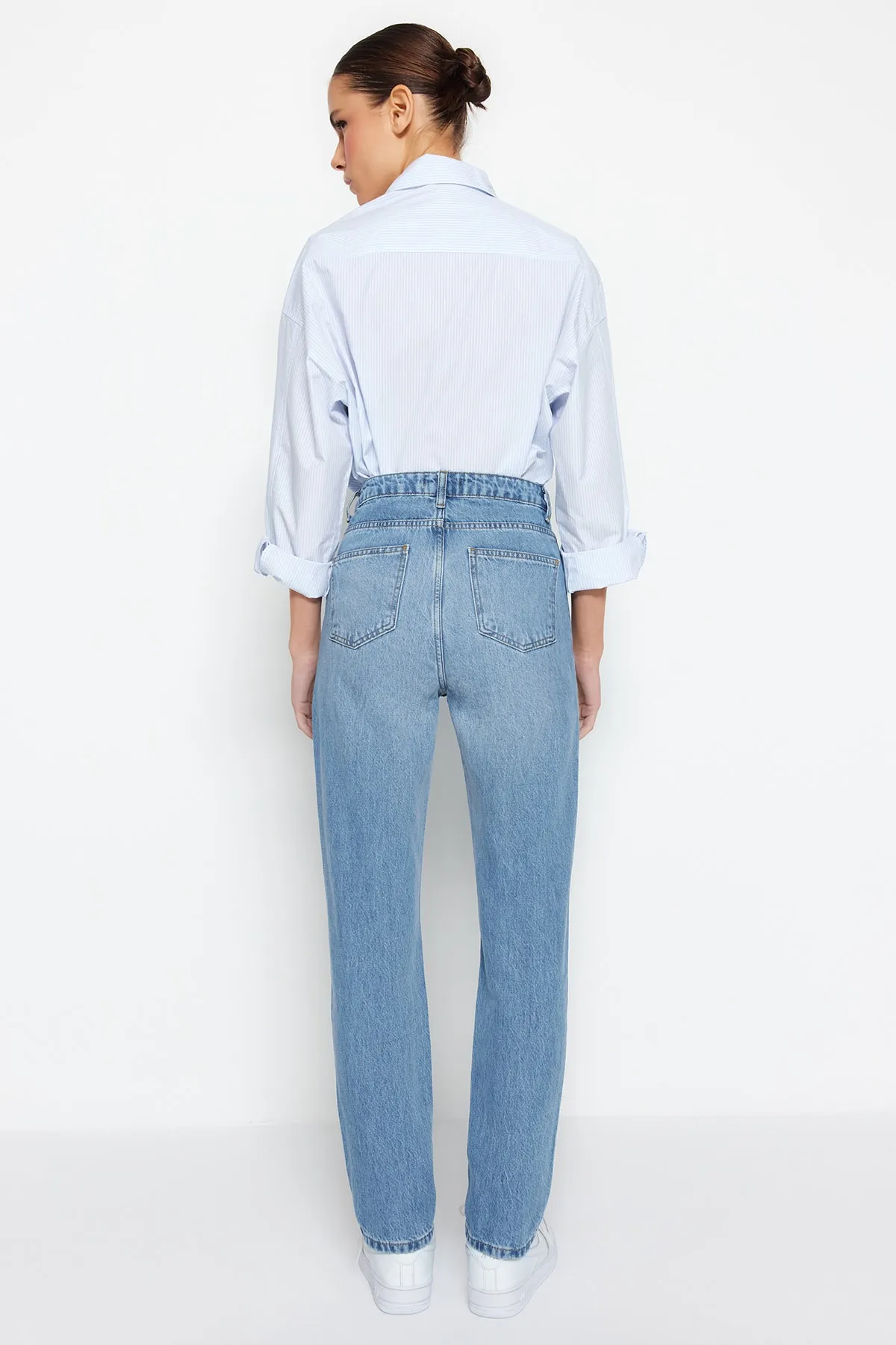 Trendyol Collection  Blaue, gerade Jeans mit hoher Taille TWOSS22JE0653