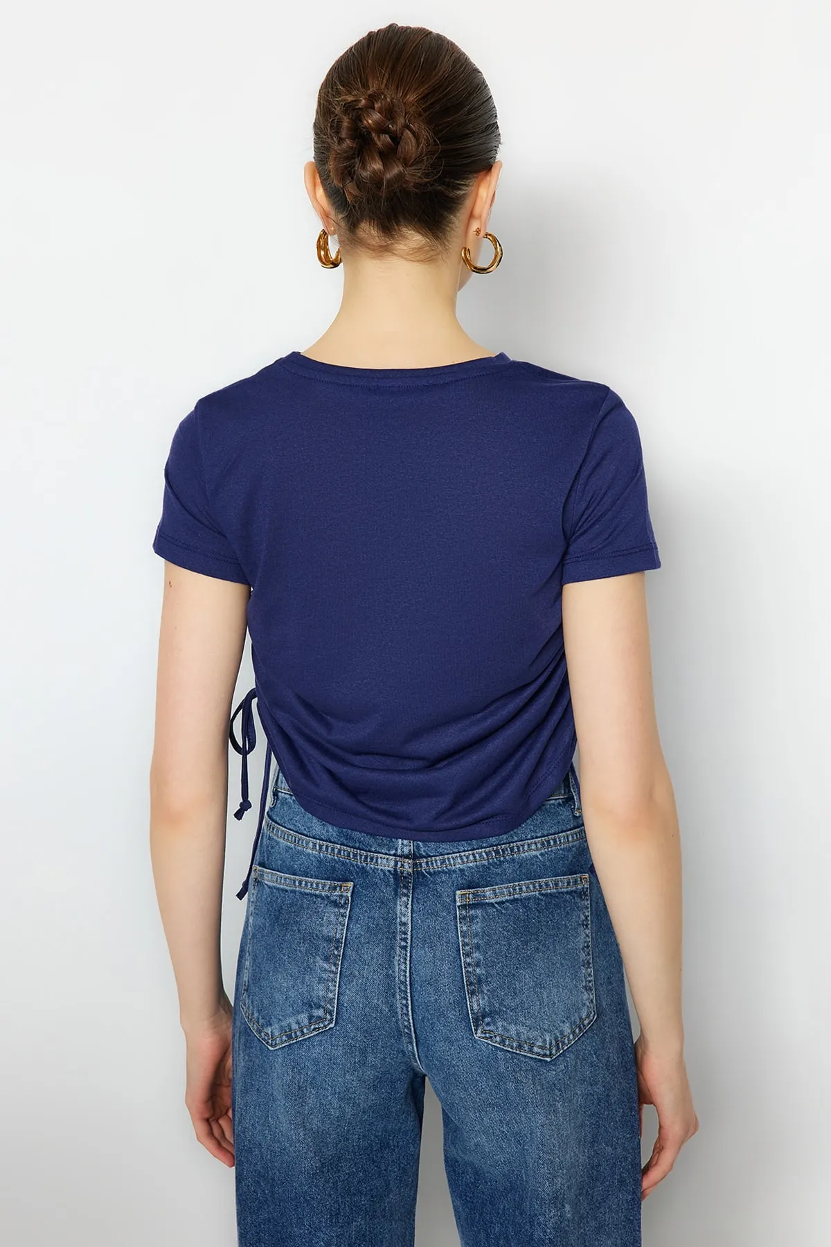 Trendyol Collection  Marineblaues, gerafftes Basic-Strick-T-Shirt aus 100 % Baumwolle mit Rundhalsausschnitt TWOSS21TS0131
